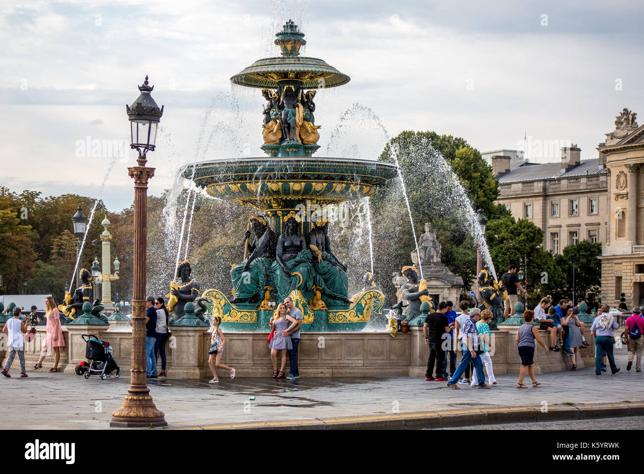 Gestaltete Brunnen auf dem wichtigen öffentlichen Platz an der Place de la Concorde in Paris. Stockfoto