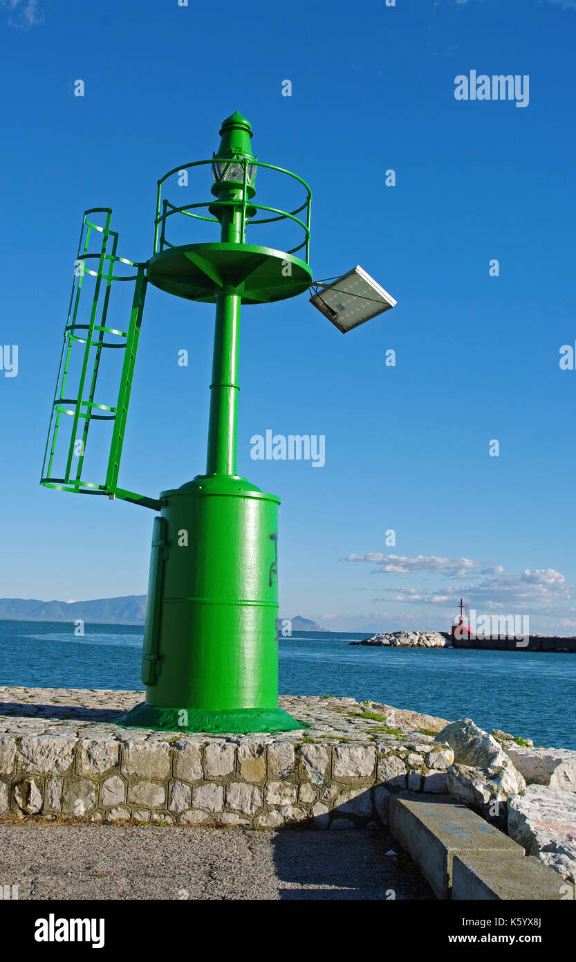 Eine kleine grüne Leuchtturm am Eingang zum Hafen von Formia (Italien), die durch erneuerbare Energien gespeist wird Stockfoto