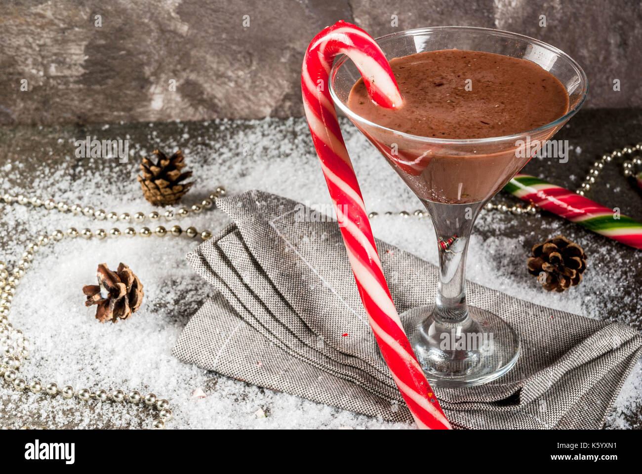 Weihnachten Getränke, peppermint mocha Martini Cocktail mit Zuckerstange, auf grauem Hintergrund Kopie Raum Stockfoto