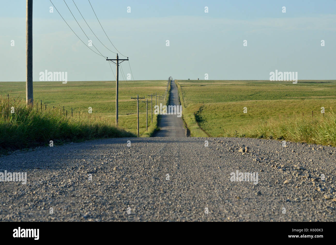 Ländliche kies Weg gesäumt von telefonmasten in Oklahoma entfernt. Stockfoto