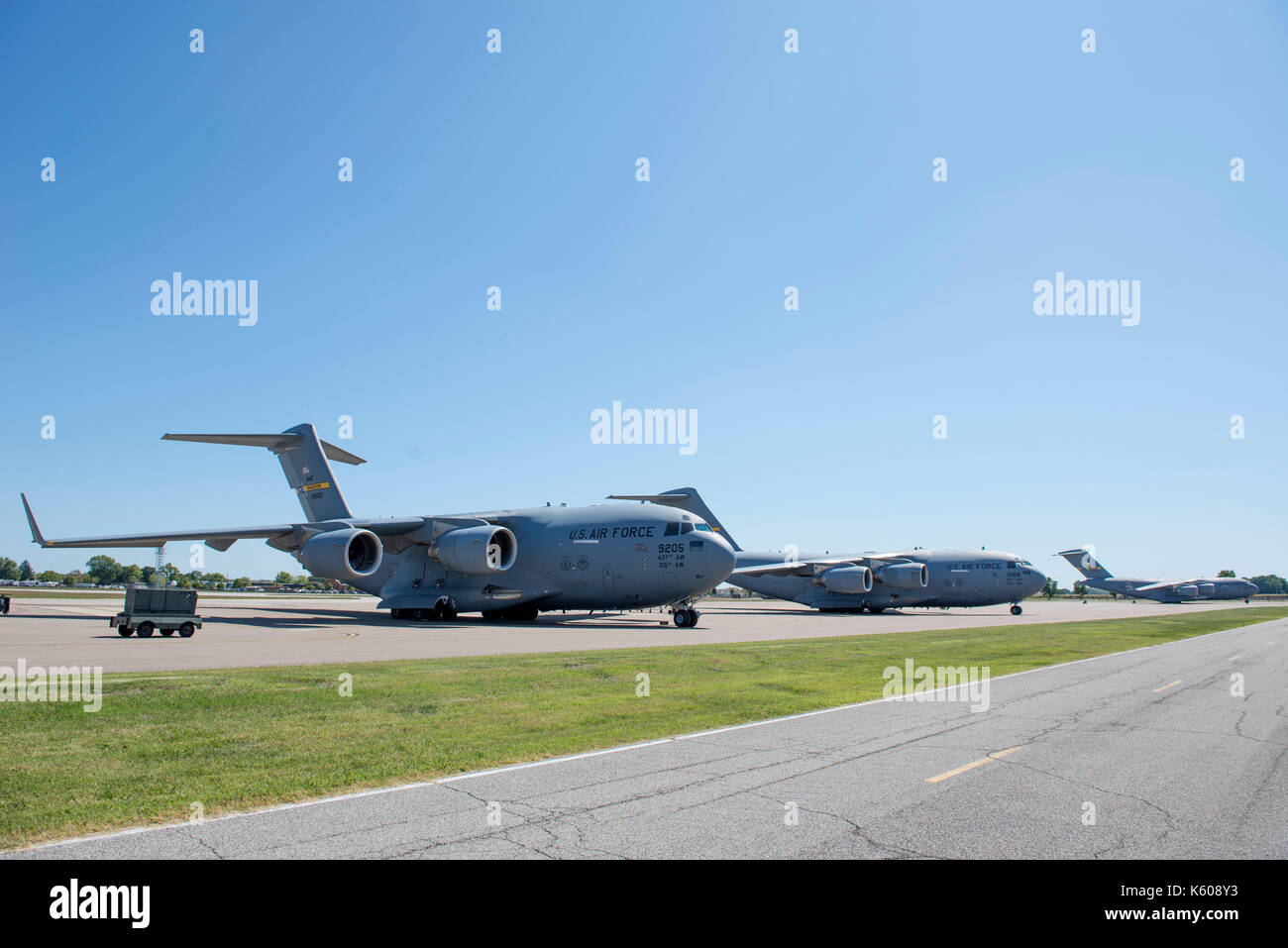 Drei C-17 Globemaster III Flugzeuge aus Joint Base Charleston, S.C., sitzen auf der Fluchtlinie, Sept. 10, 2017, bei Scott Air Force Base, Illinois Scott host Stockfoto