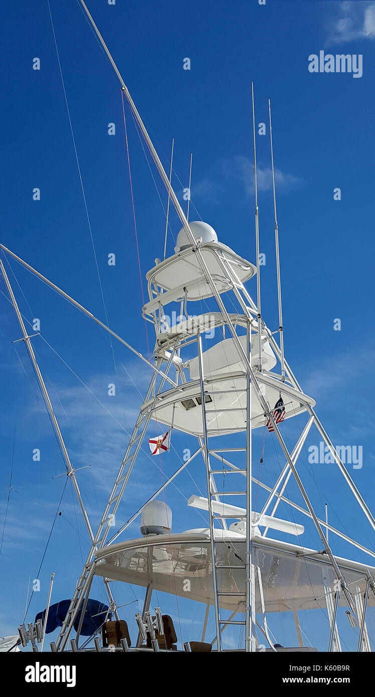 Hohe Brücke und Antennen auf der weißen Yacht mit blauem Himmel Hintergrund Stockfoto