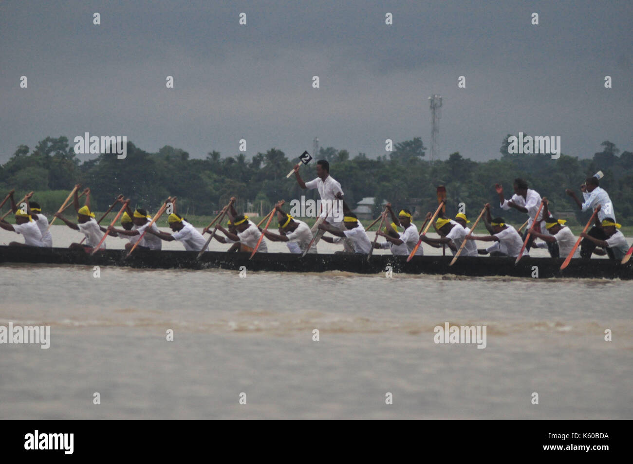 Agartala, Indien. 10 Sep, 2017. Indische Ruderer Ruderboote während des traditionellen jährlichen Boat Race Festival in der rudra Sagar See in Melaghar, 55 km südöstlich von Agartala, die Hauptstadt des nordöstlichen Bundesstaates Andhra Pradesh. Credit: Abhisek Saha/Pacific Press/Alamy leben Nachrichten Stockfoto