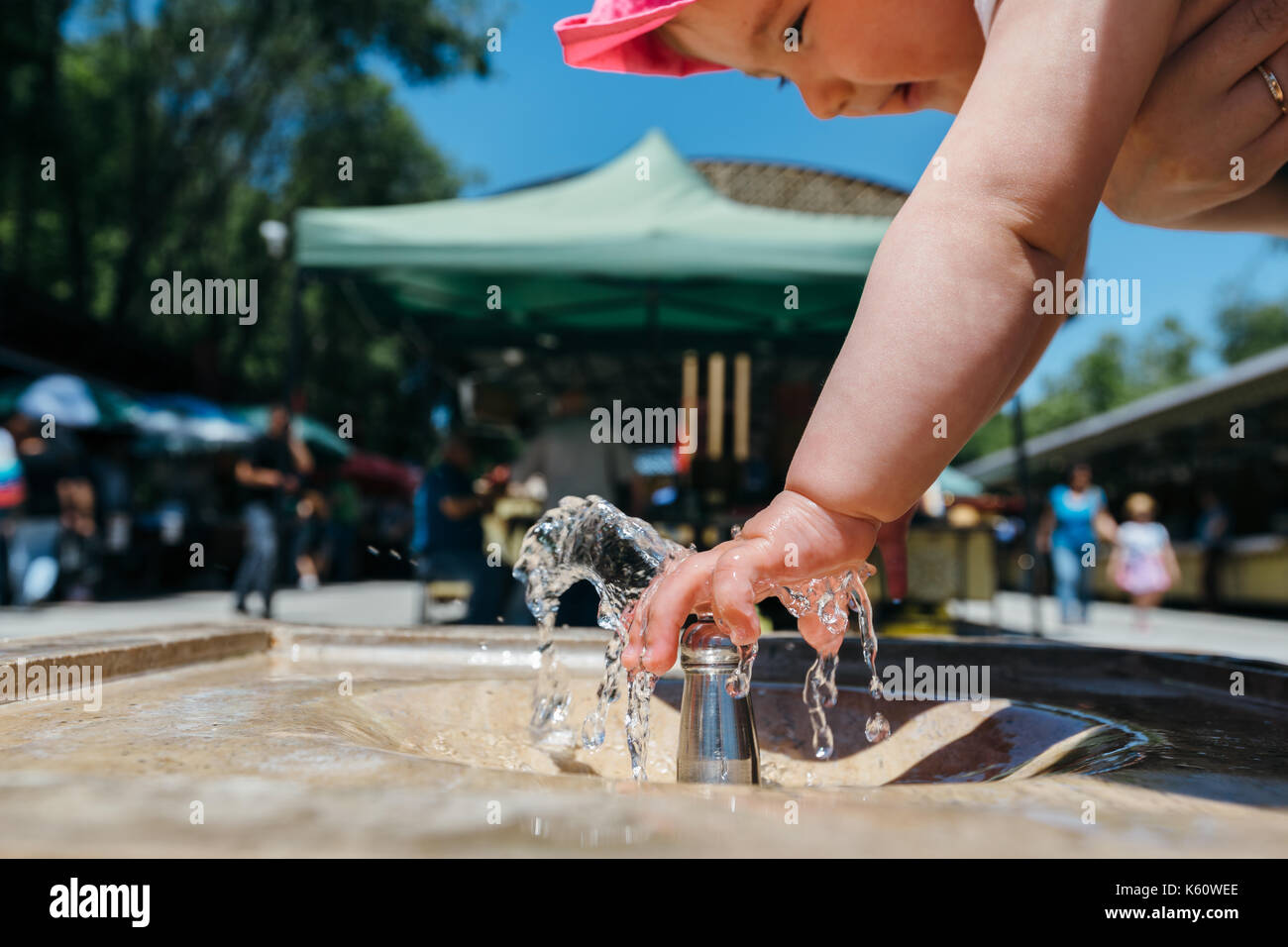 Republik Armenien. Baby Hand und Armenischen pulpulak. Stockfoto