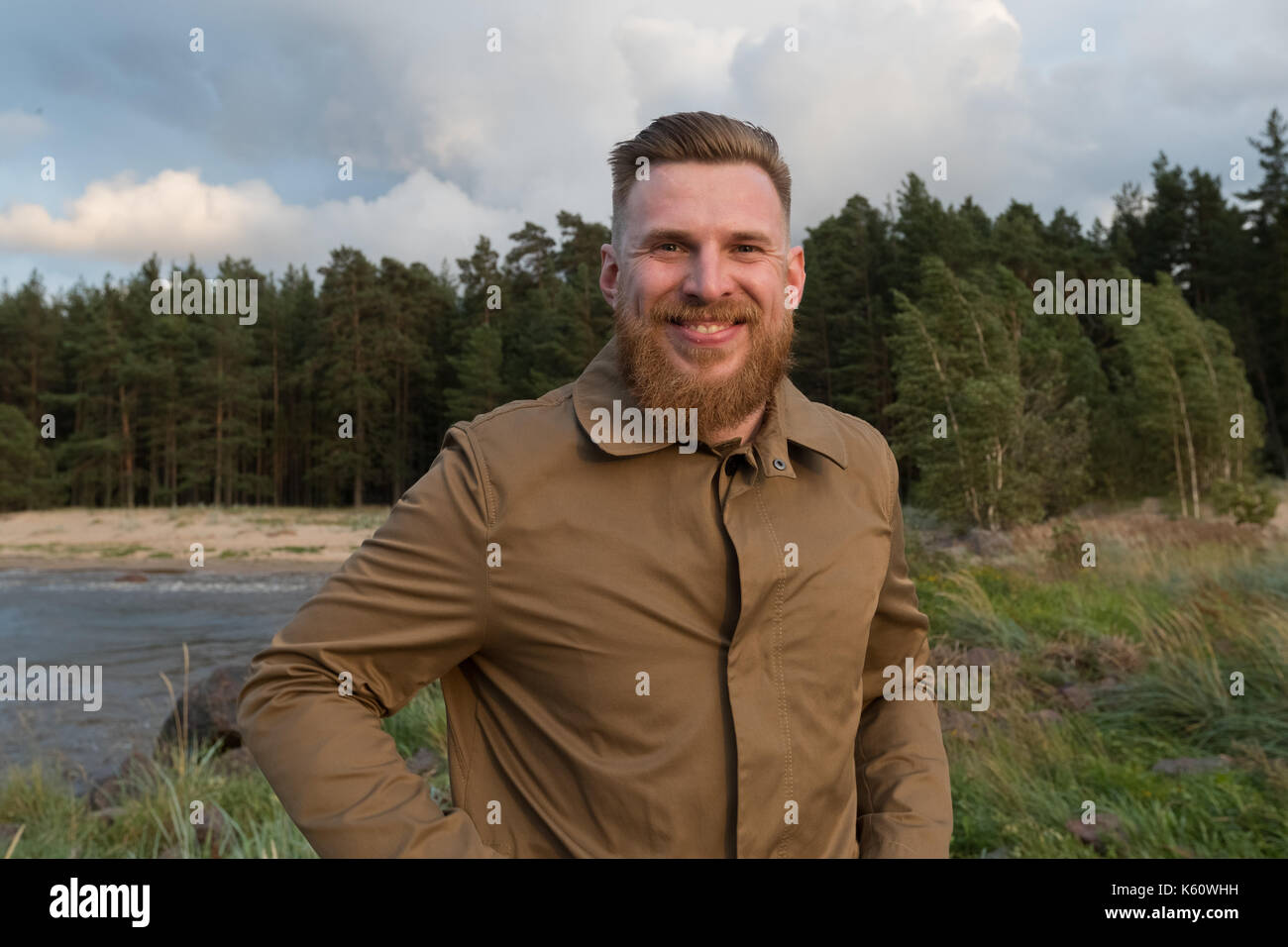Porträt eines lächelnden Rothaarige bärtige Mann in der Natur Stockfoto