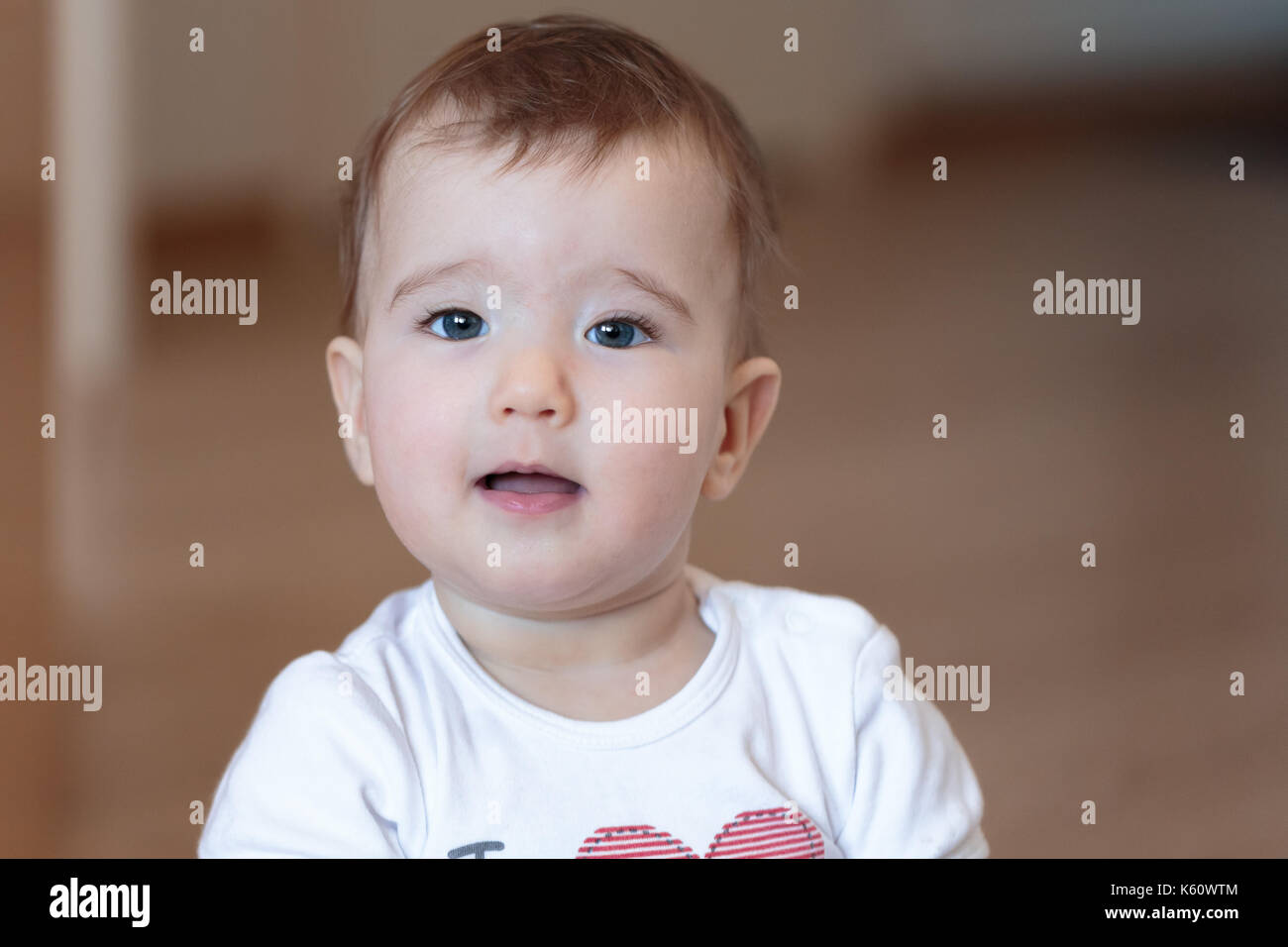 Portrait von ein kleines Kind mit offenem Mund. Stockfoto