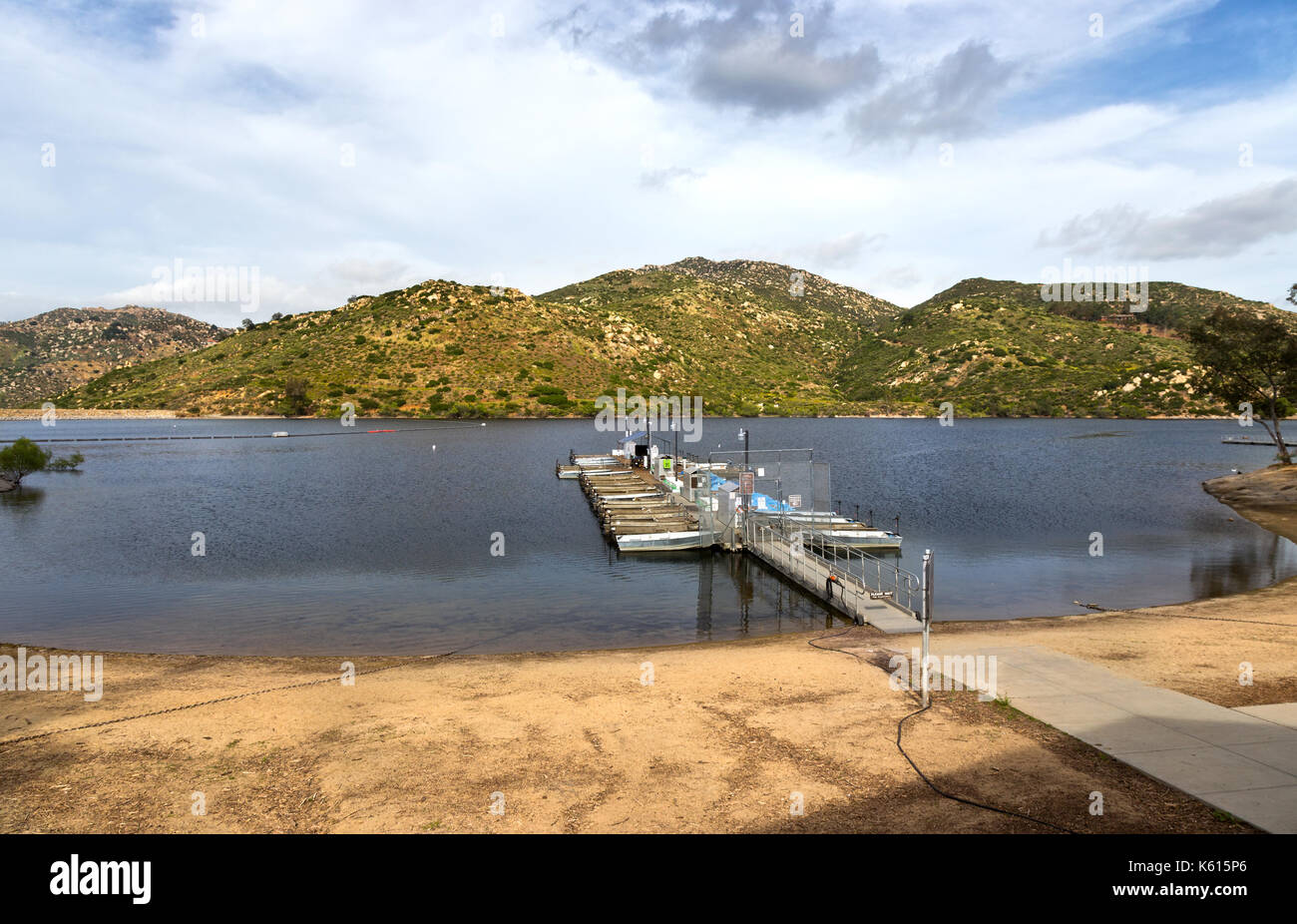 Lake Poway Angeln Dock Freizeiteinrichtung und Landschaft Bergblick in Ost San Diego County, Kalifornien, USA Stockfoto