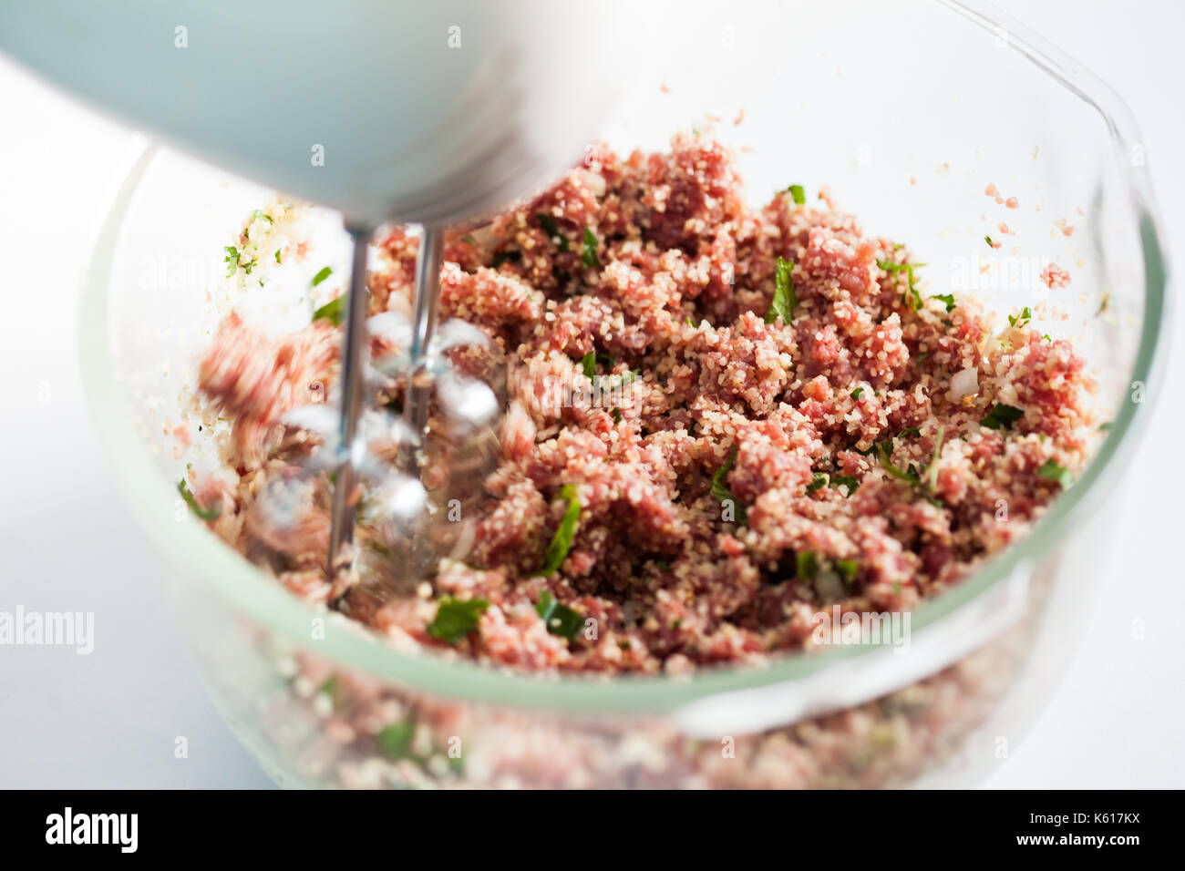 Schritt für Schritt levantinischen Küche kibbeh Zubereitung: Mischen Sie die Zutaten in eine Schüssel kibbeh vorzubereiten Stockfoto
