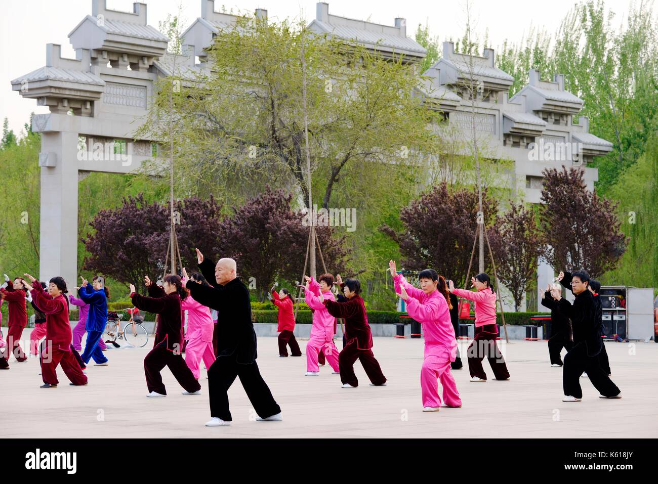Dongzi Kultur Park, Gansu, Shandong, China. Die Menschen nehmen Sie teil am frühen Morgen T'ai Chi Ch'uan Gesundheit Übungen Stockfoto