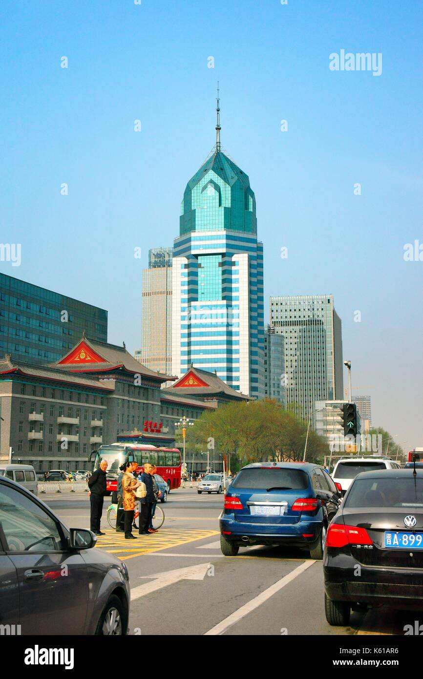 Stadt Taiyuan, Provinz Shanxi, China. Nach Westen entlang Bayi Straße vom 1. Mai Platz im Stadtzentrum gesehen Stockfoto