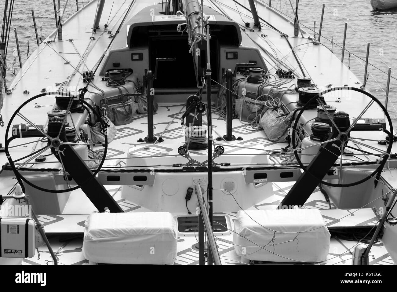 Zwei Lenkräder stare zurück von der Vorderseite dieses racing Segelboot, die ich gefunden habe, warten Sie für die nächste Etappe des Volvo Ocean Race. Stockfoto