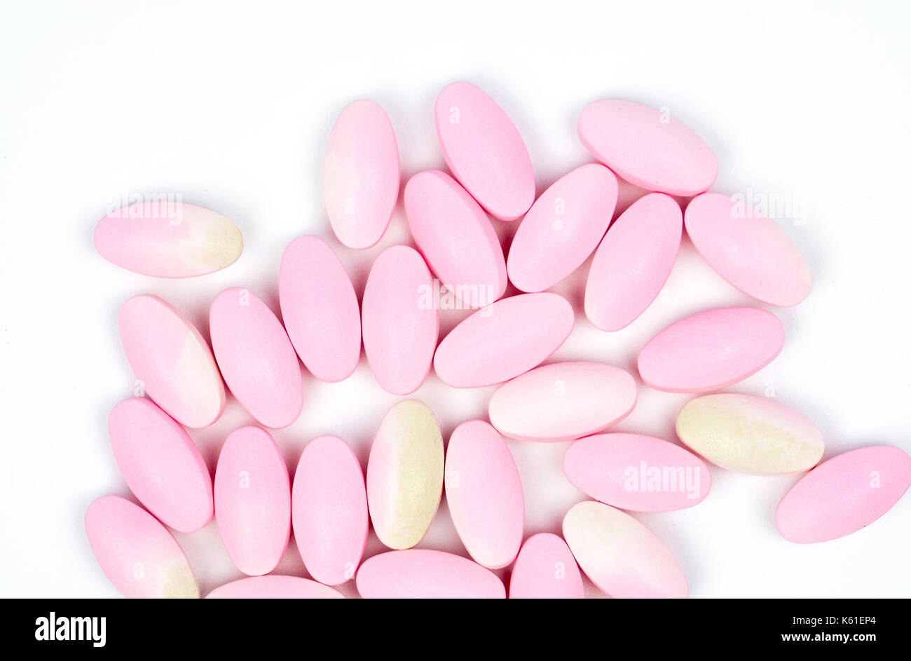 Abgelaufen calcium Tabletten Pillen mit Farbe auf weißem Hintergrund mit Kopie Raum isoliert Stockfoto