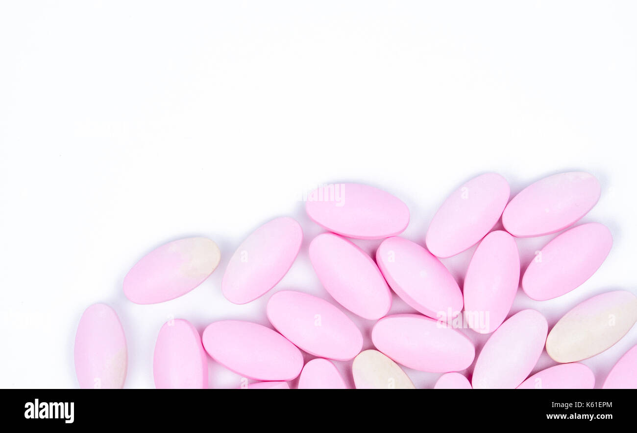 Abgelaufen calcium Tabletten Pillen mit Farbe auf weißem Hintergrund mit Kopie Raum isoliert Stockfoto