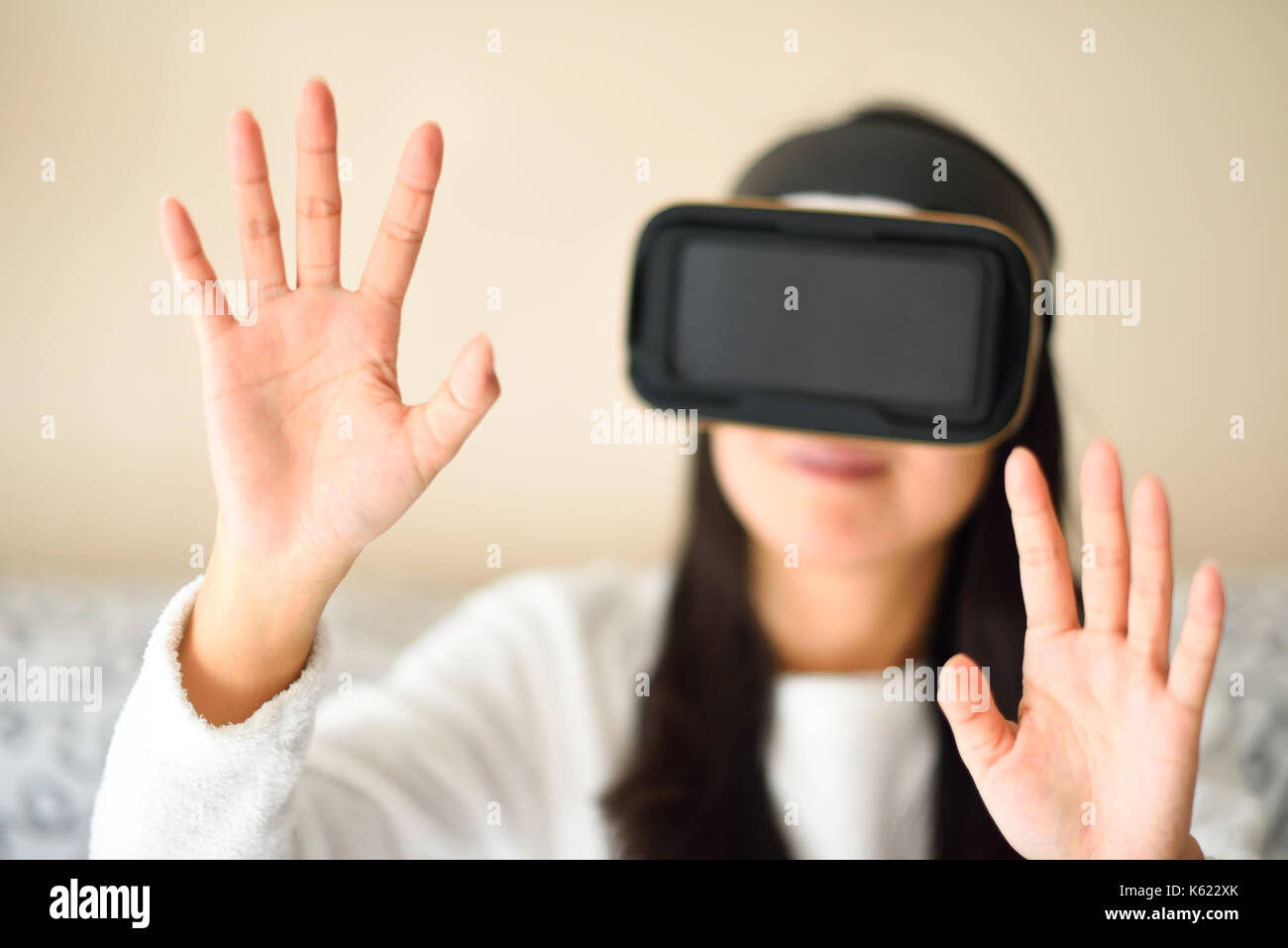 Asiatische Frau, die versucht, virtual reality Simulator Gläser Stockfoto