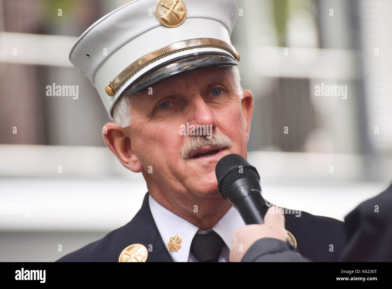 Auckland, Neuseeland. 11 Sep, 2017. Ehemaligen New Yorker Feuerwehrmann Chief Steven San Filippo spricht mit den Mitteln, die vor dem 11. September gedenken. Er war Teil der Antwort des Twin Towers angreifen. Feuerwehrleute aus dem ganzen Land steigt die Treppen der Sky Tower zusammen, um ihre gefallenen Kameraden in 9/11 Angriff zu erinnern. Die Namen aller 343 Feuerwehrmänner aus der New Yorker Feuerwehr verloren in den 9/11 und alle 57 Namen von Neuseeland Feuerwehrmänner verloren beim Dienen ausgelesen, durch ein Gebet vor dem Aufstieg folgte. Credit: Shirley Kwok/Pacific Press/Alamy leben Nachrichten Stockfoto