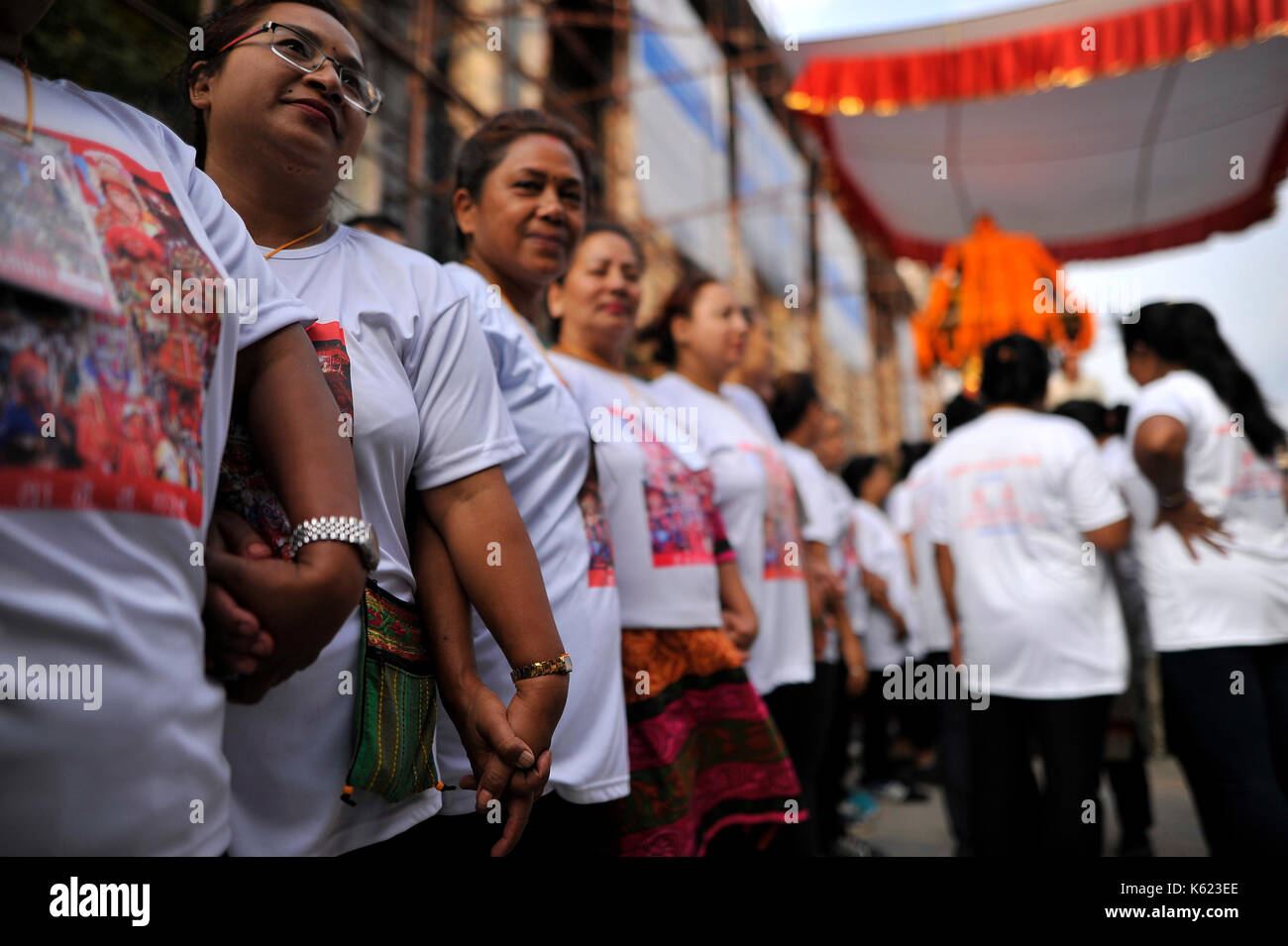 Kathmandu, Nepal. 10 Sep, 2017. Nepalesische Frauen devotees ordnen Sie einen Wagen der lebenden Göttin Kumari, die am letzten Tag der Indra Jatra Festival ziehen, basantapur Durbar Square, Kathmandu, Nepal am Sonntag, 11. September 2017 gefeiert. Anhänger feierten den Gott der Regen "Indra" für 8 Tage in Kathmandu. Credit: Narayan Maharjan/Pacific Press/Alamy leben Nachrichten Stockfoto
