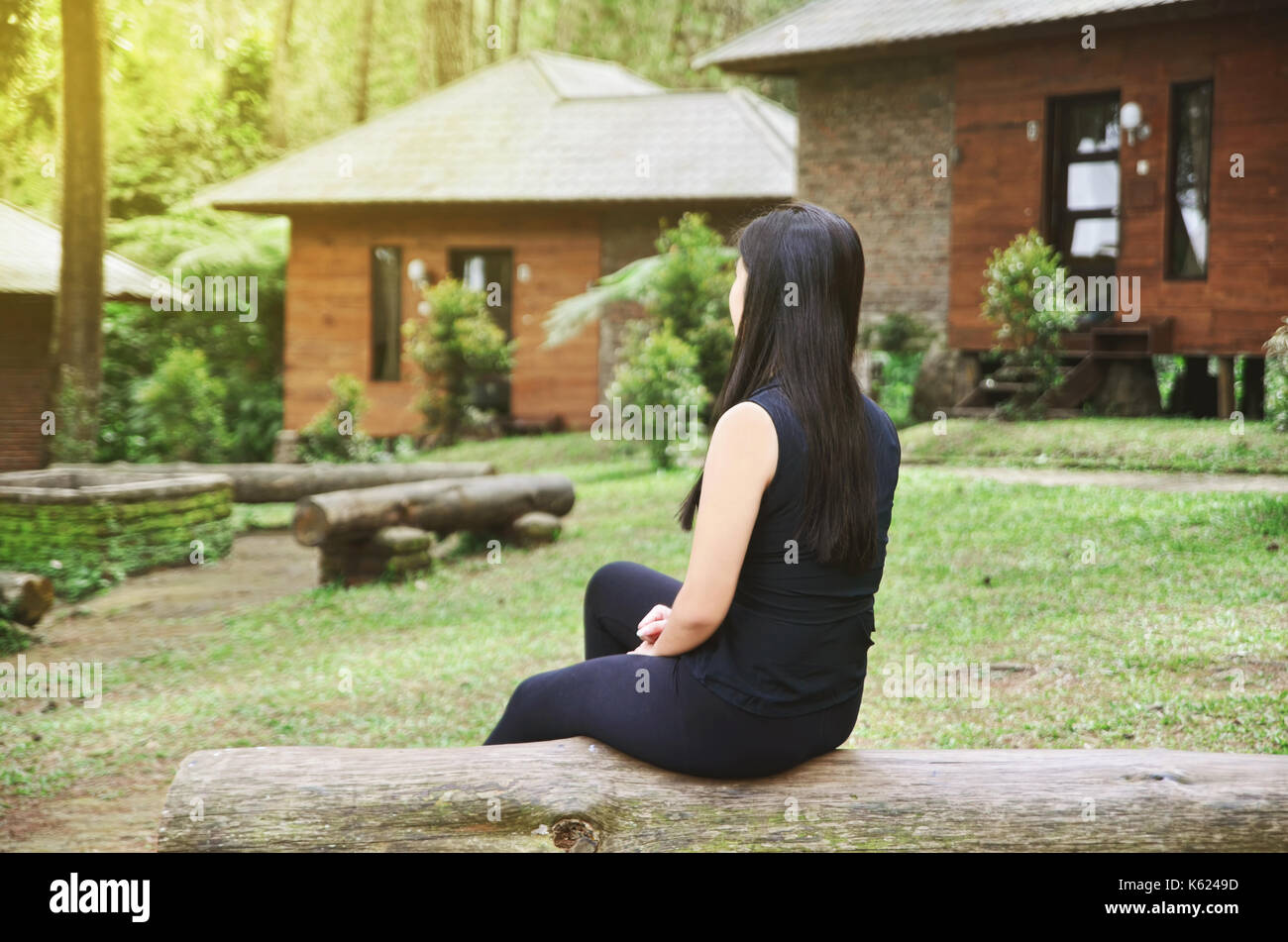 Foto von einem Mädchen sitzen auf holzbank Stockfoto