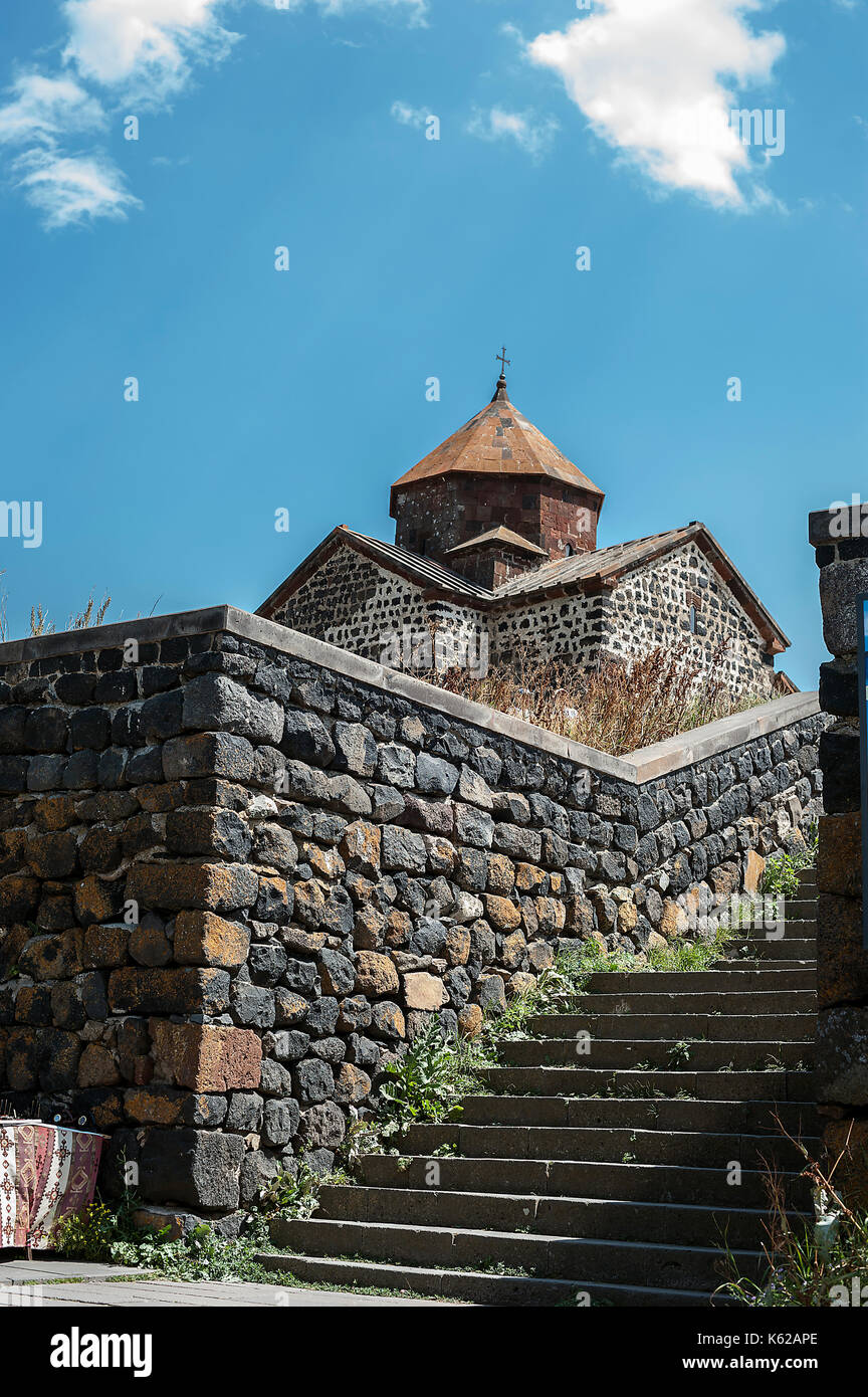 Armenien. die Festungsmauern und die Kirche Der surb arakelots im Kloster Sevanavank, im achten Jahrhundert erbaut. Stockfoto