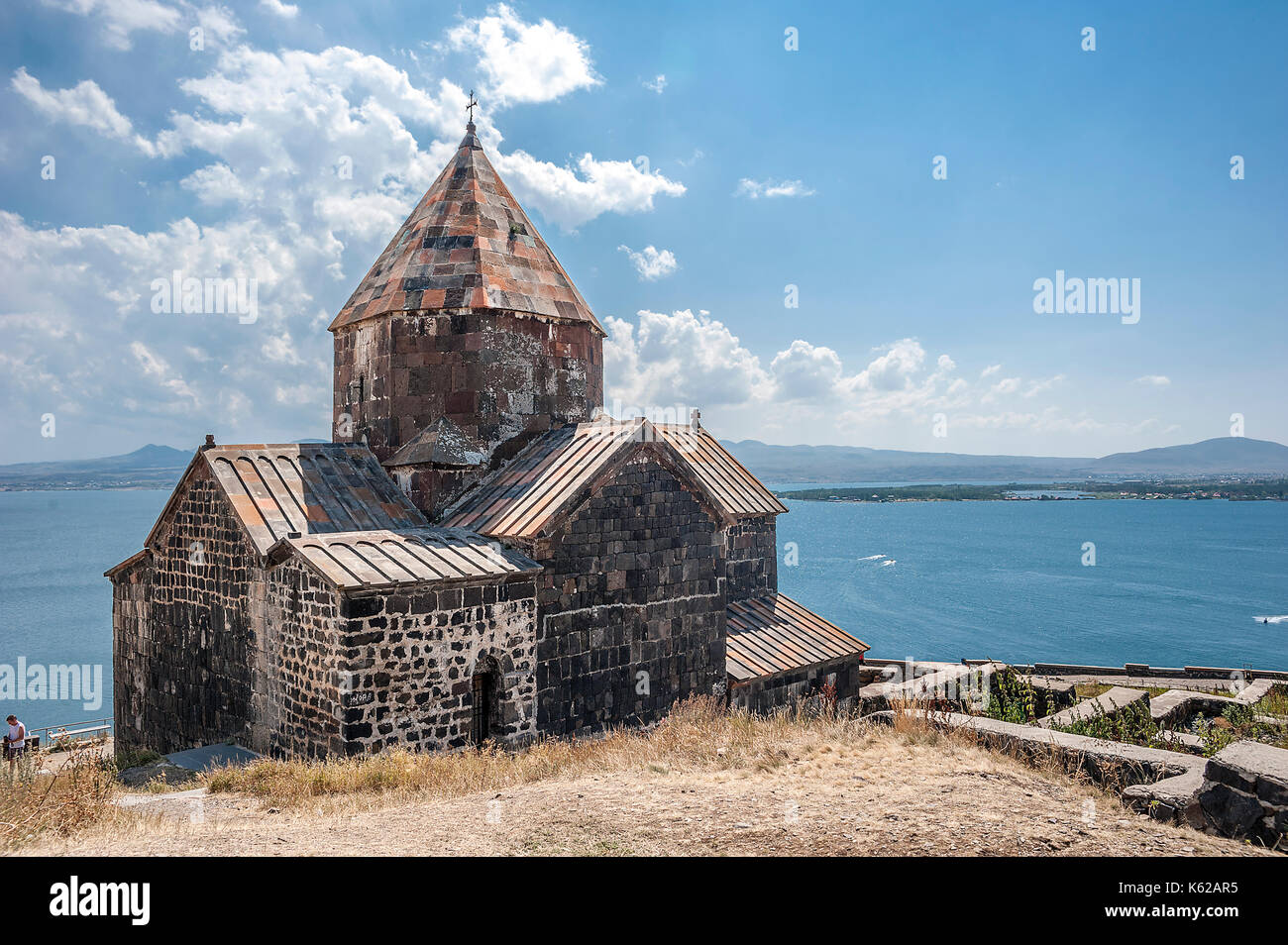 Armenien. die Kirche von surb arakelots im Kloster Sevanavank, im achten Jahrhundert erbaut. Blick auf den Lake Sevan. Stockfoto