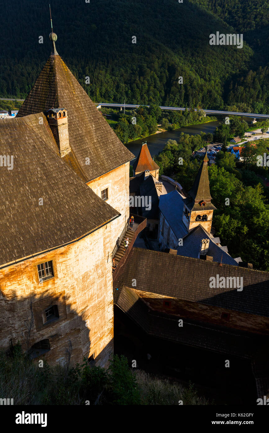 Burg Orava im Norden der Slowakei, die zu den am besten erhaltenen und schönsten slowakischen Burgen gehören. Stockfoto