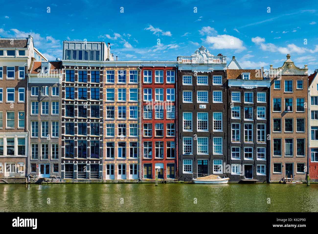 Häuser und Boot auf Gracht in Amsterdam Damrak mit Reflexion. Ams Stockfoto