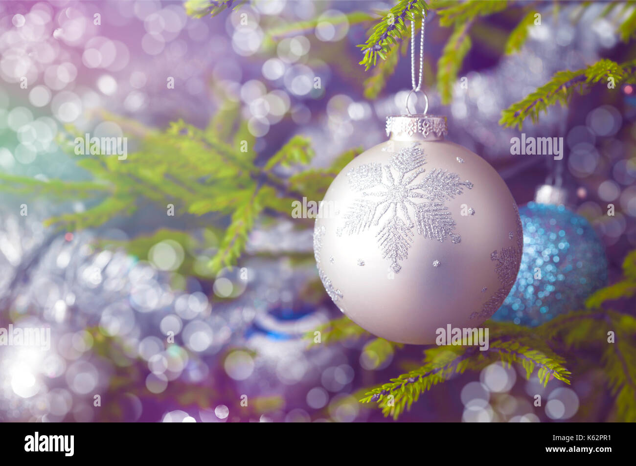 Weihnachten - Baum Dekoration Christbaumkugel auf geschmückten Weihnachtsbaum bac Stockfoto