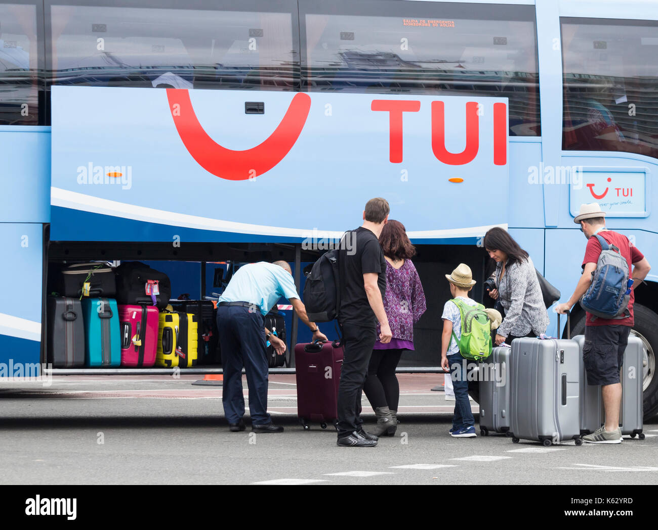 TUI Busfahrer laden Gepäck am Flughafen in Spanien Stockfoto