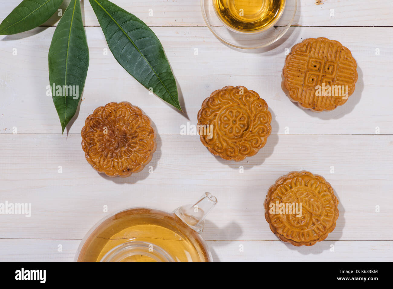 Mooncake und Tee, chinesische Mitte Herbst Festival Essen. Ansicht von oben Stockfoto