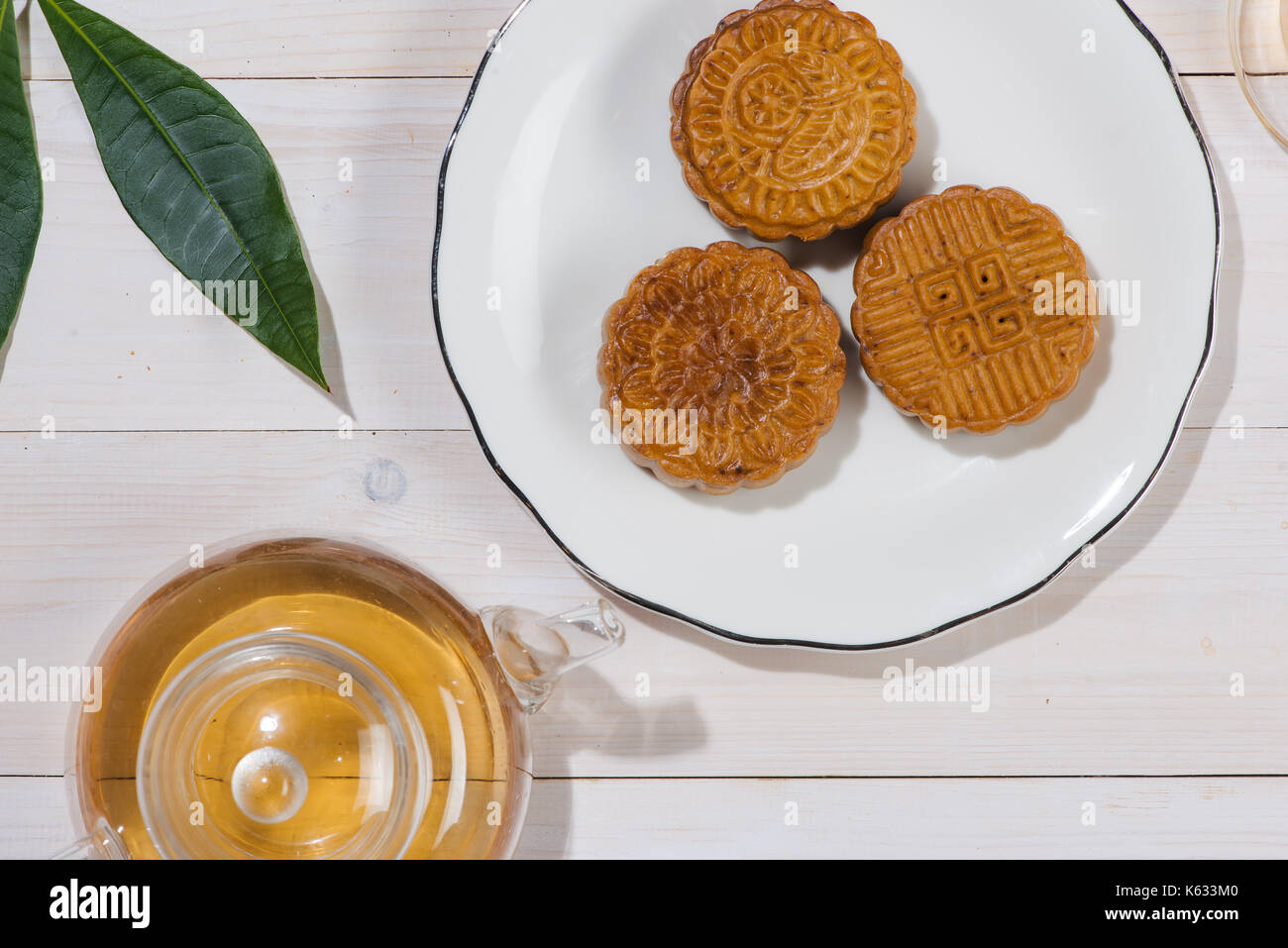 Mooncake und Tee, chinesische Mitte Herbst Festival Essen. Ansicht von oben Stockfoto