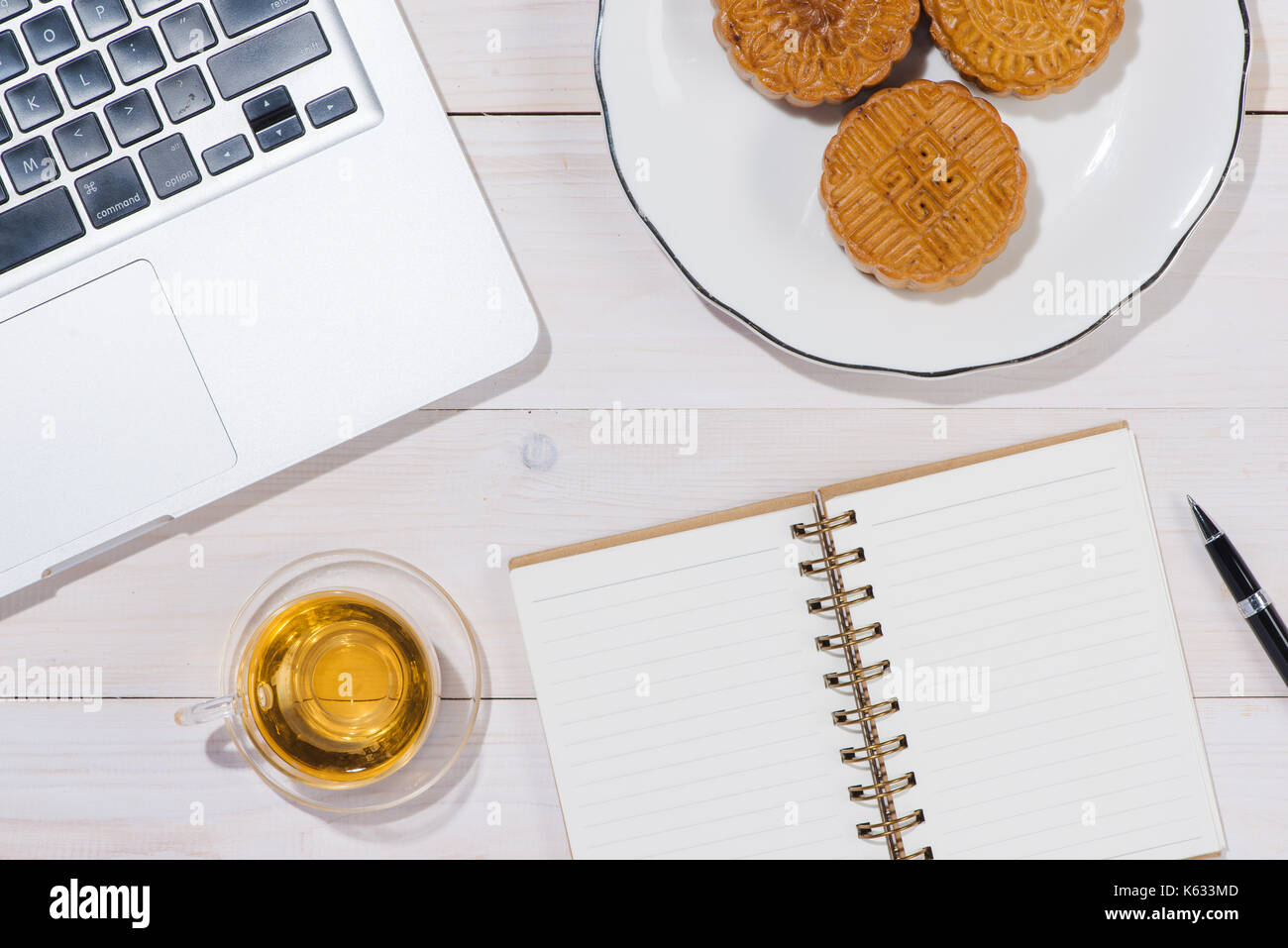 Traditionelle Chinesische mid Autumn Festival essen. Mooncake auf Tisch. Stockfoto