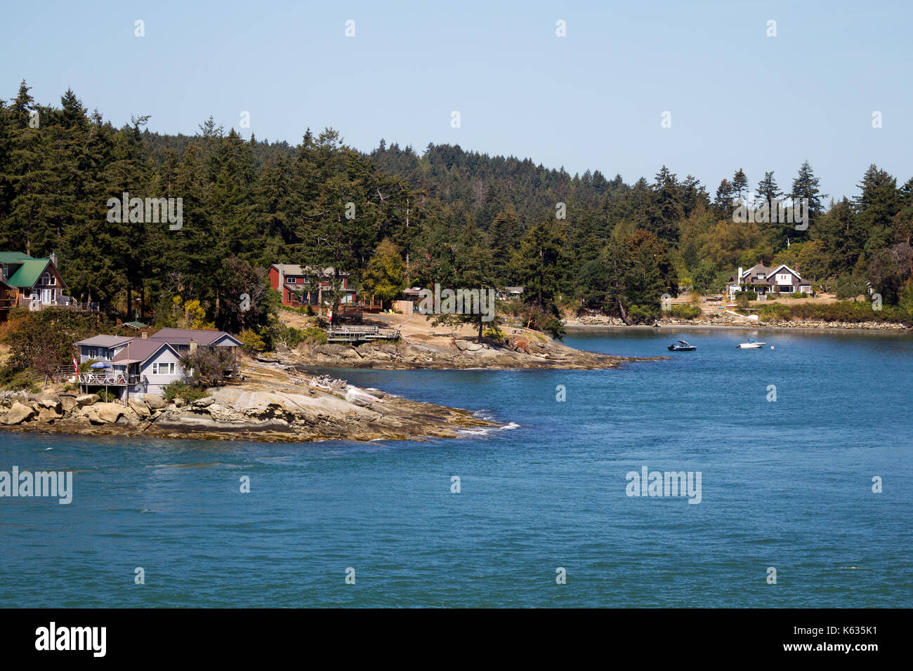 Häuser in einer kleinen Bucht auf der Gulf Islands nach Vancouver Island, British Columbia, Kanada. Stockfoto