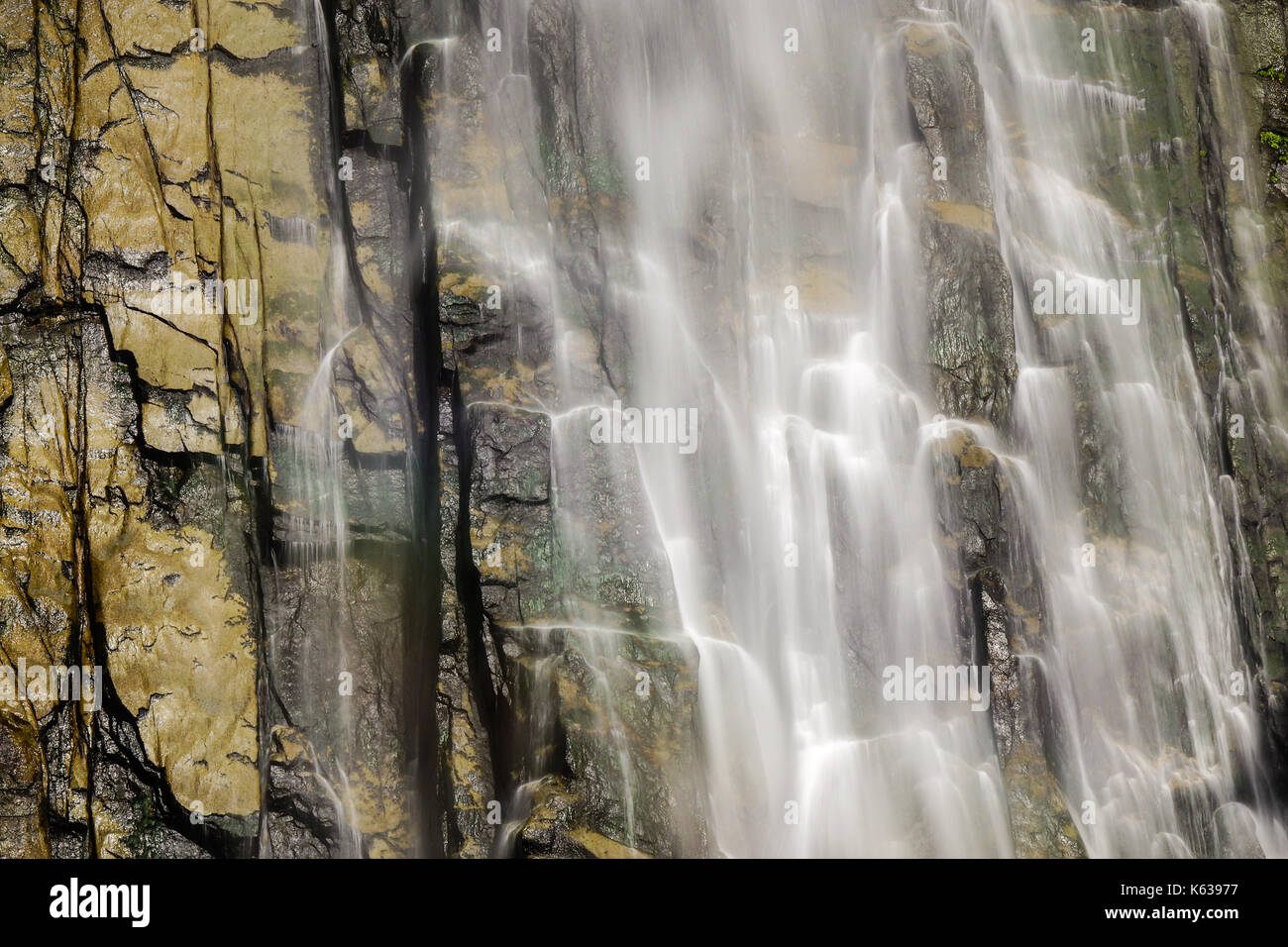 Wasserfall mit dem Felsen, geschlossen. Stockfoto