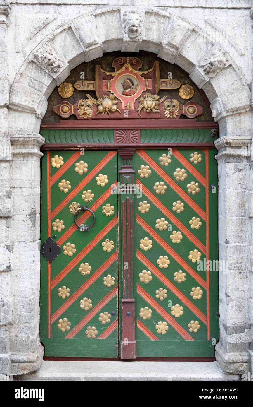 Reich verzierte Tür des Hauses der Mitesser bei 26 Pikk Straße, Altstadt, Tallinn, Estland, Europa Stockfoto