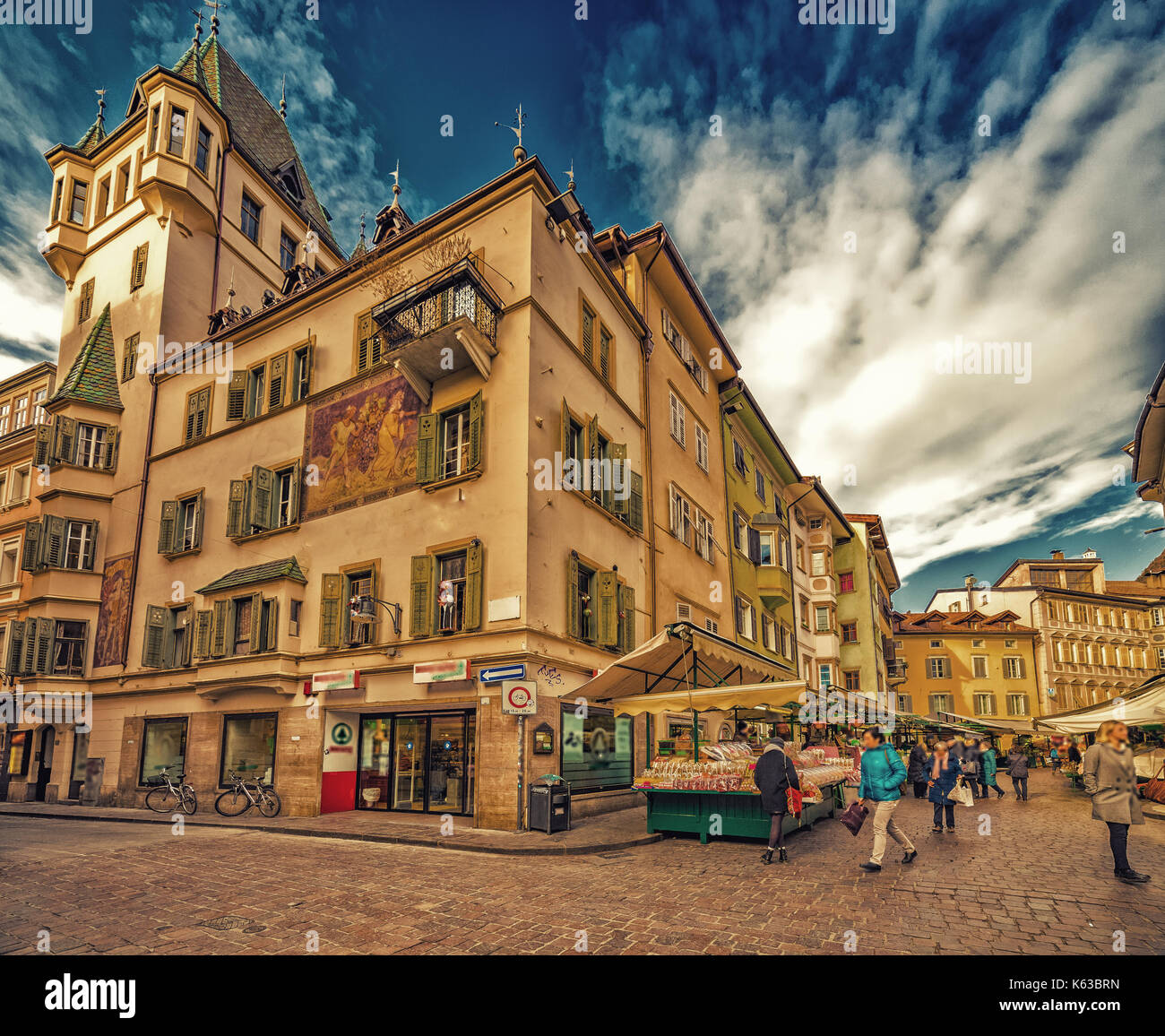 Menschen in den Straßen von Bozen in Italien einkaufen gehen Stockfoto