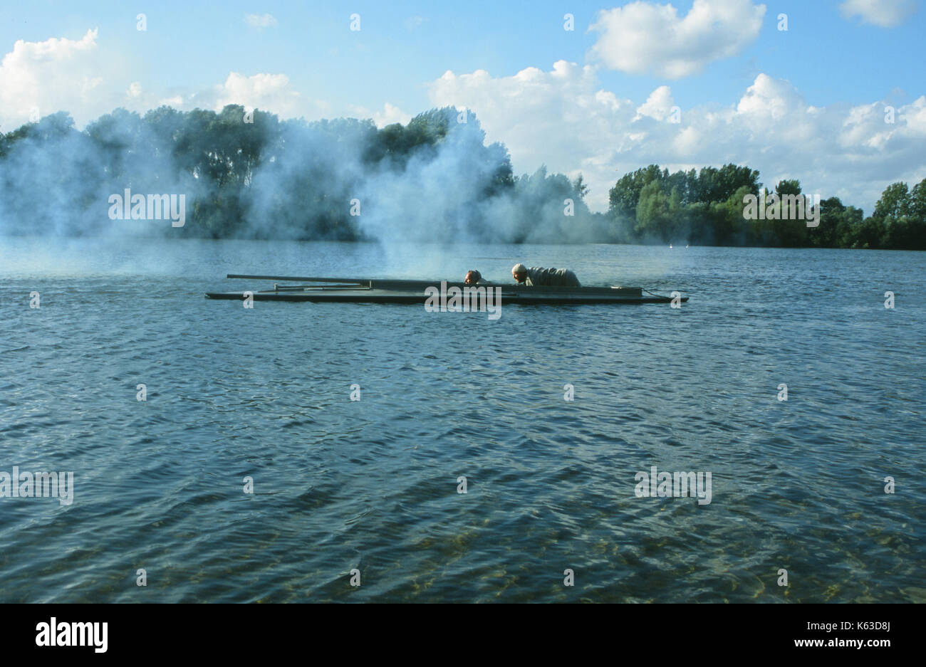 Wildfowler der Punt Gewehr und Punt - eine neue Demonstration feuern. Stockfoto