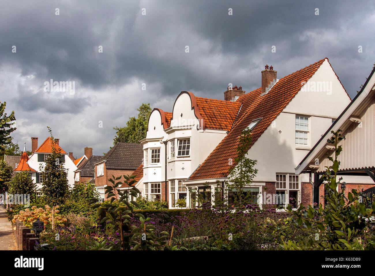 Straße mit Klassik Häuser in der lansink Bezirk in Hengelo in den Niederlanden Stockfoto