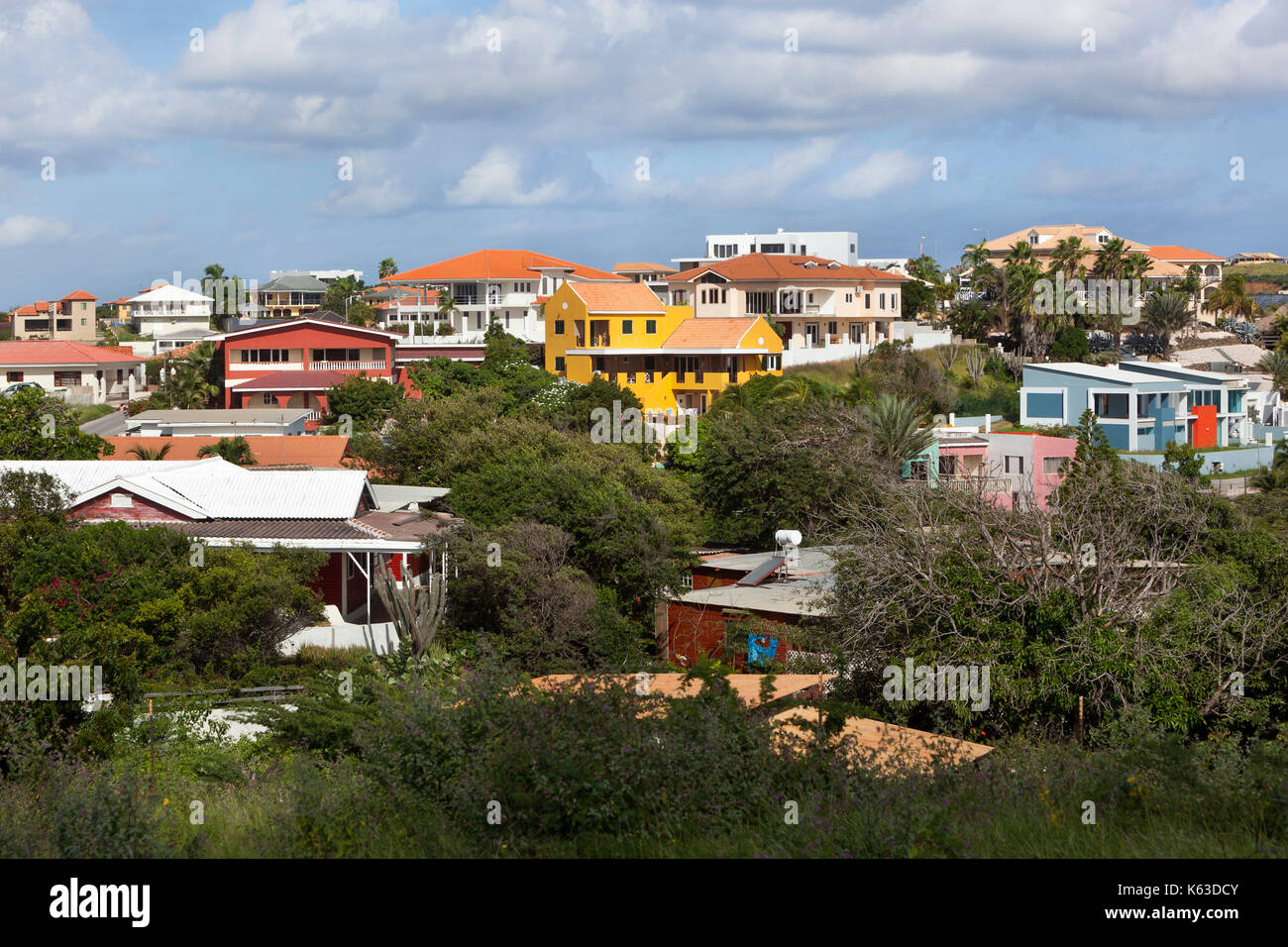 Bunte Häuser auf den Hügeln von Willemstad auf Curaçao liegt Stockfoto