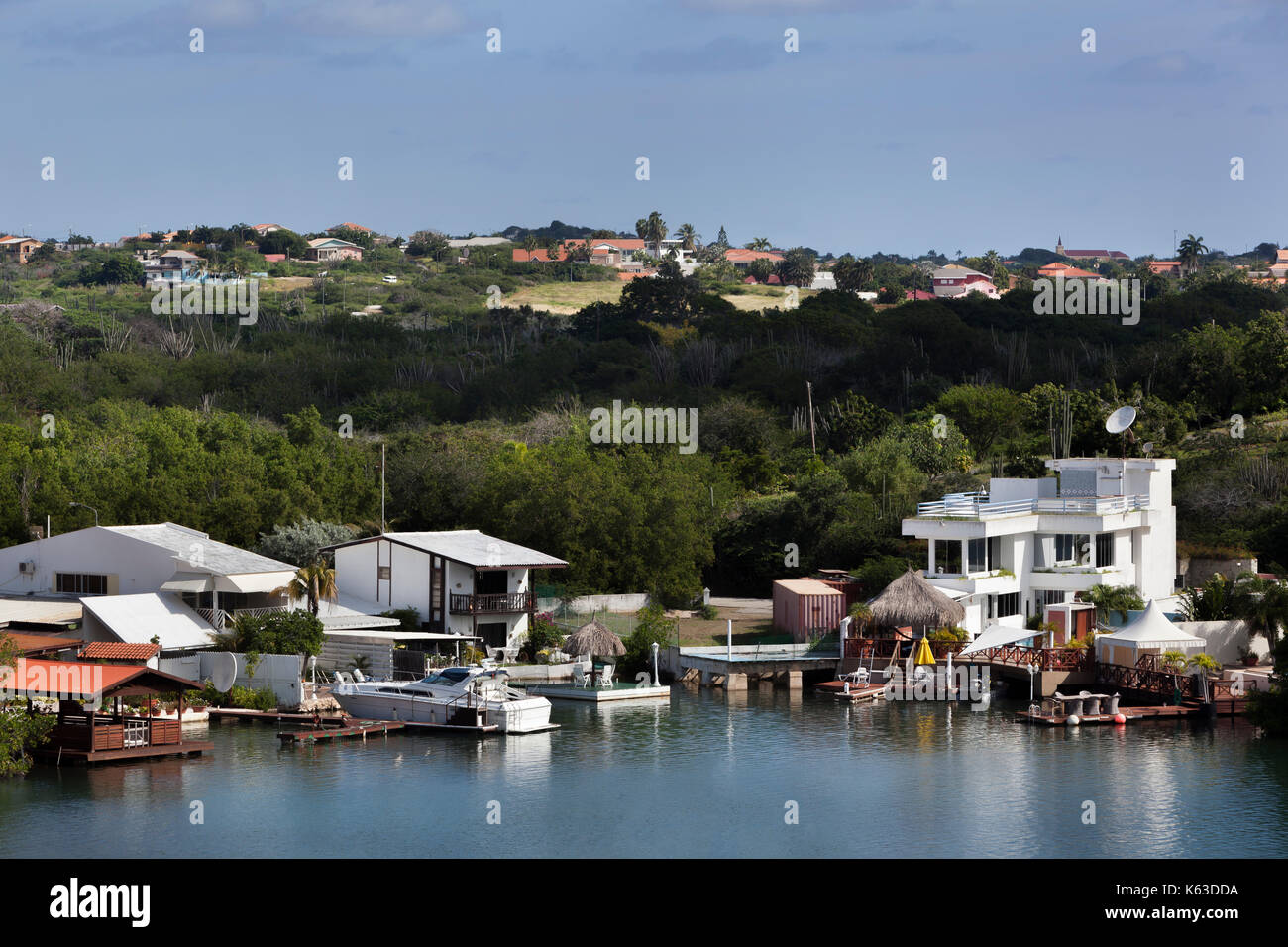 Häuser in der Nähe des Wasser und auf den Hügeln von Willemstad auf Curaçao Stockfoto