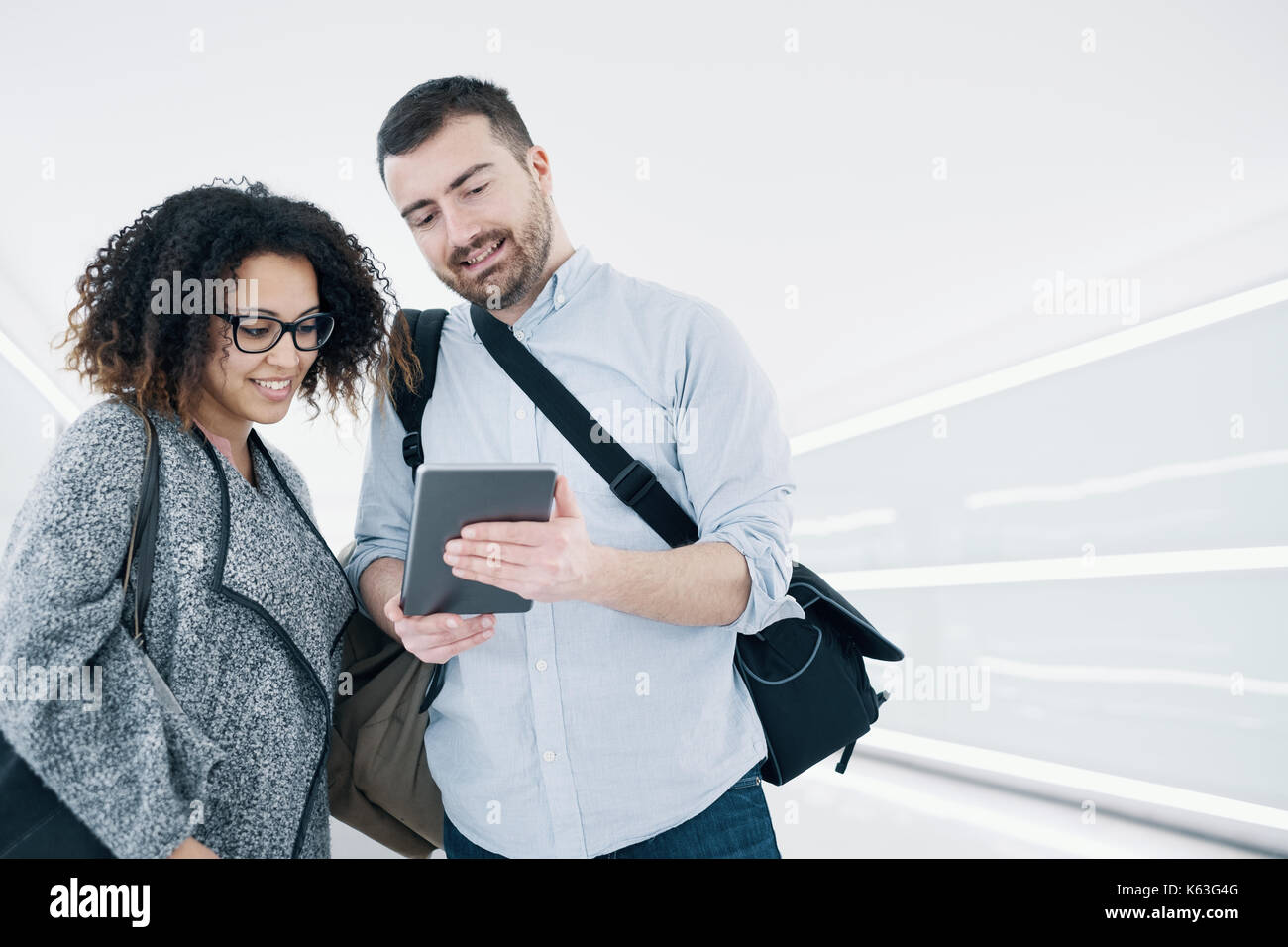 Paar im Urlaub mit Reise-app auf digitale Tablet startbereit Stockfoto