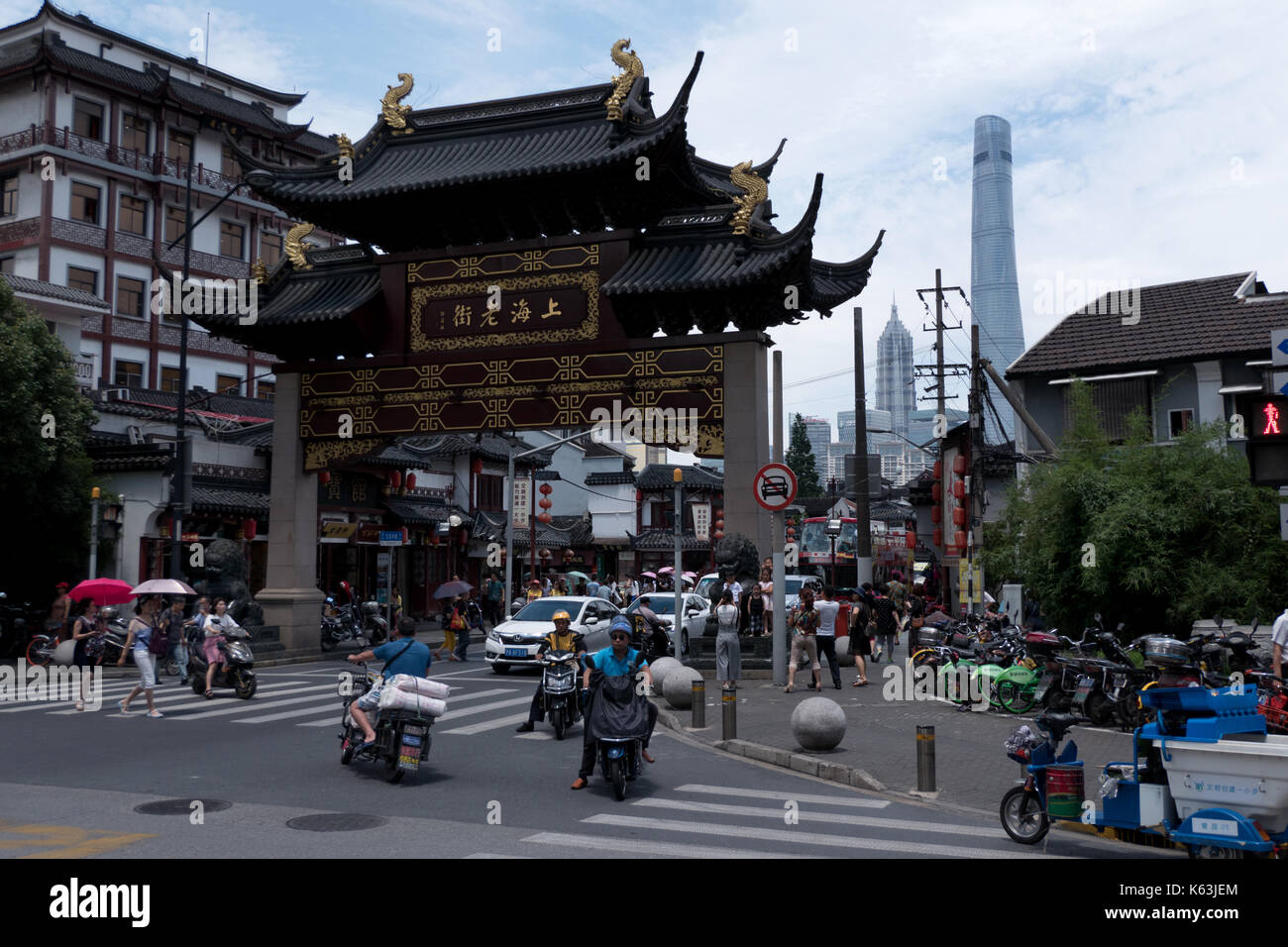 Stadtentwicklung Blick auf Shanghai, China, Asien. Landschaft in der chinesischen Stadt mit modernen und alten Gebäuden, Straßen, Autos, asiatischen Menschen Wandern und Reiten bicy Stockfoto