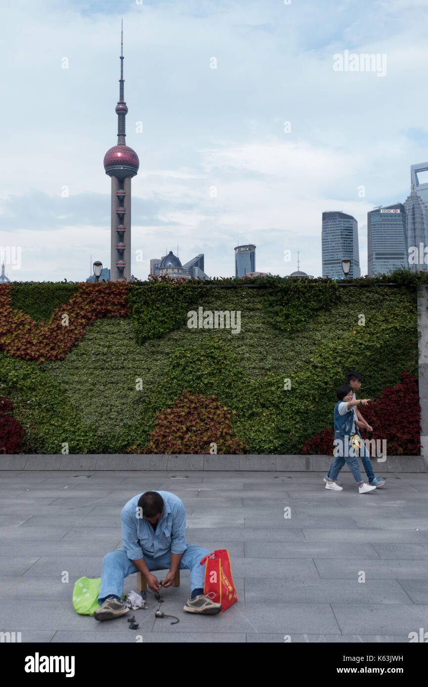 Menschen am Bund von Shanghai, China, Asien. Landschaft in der chinesischen Stadt mit Skyline, moderne Gebäude, Wolkenkratzer, asiatischer Architektur in der Innenstadt sind Stockfoto