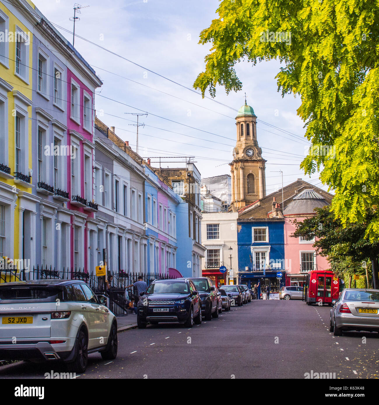 Mit Blick auf die bunten Eigenschaften in der Portabello Road, Notting Hill, London Stockfoto
