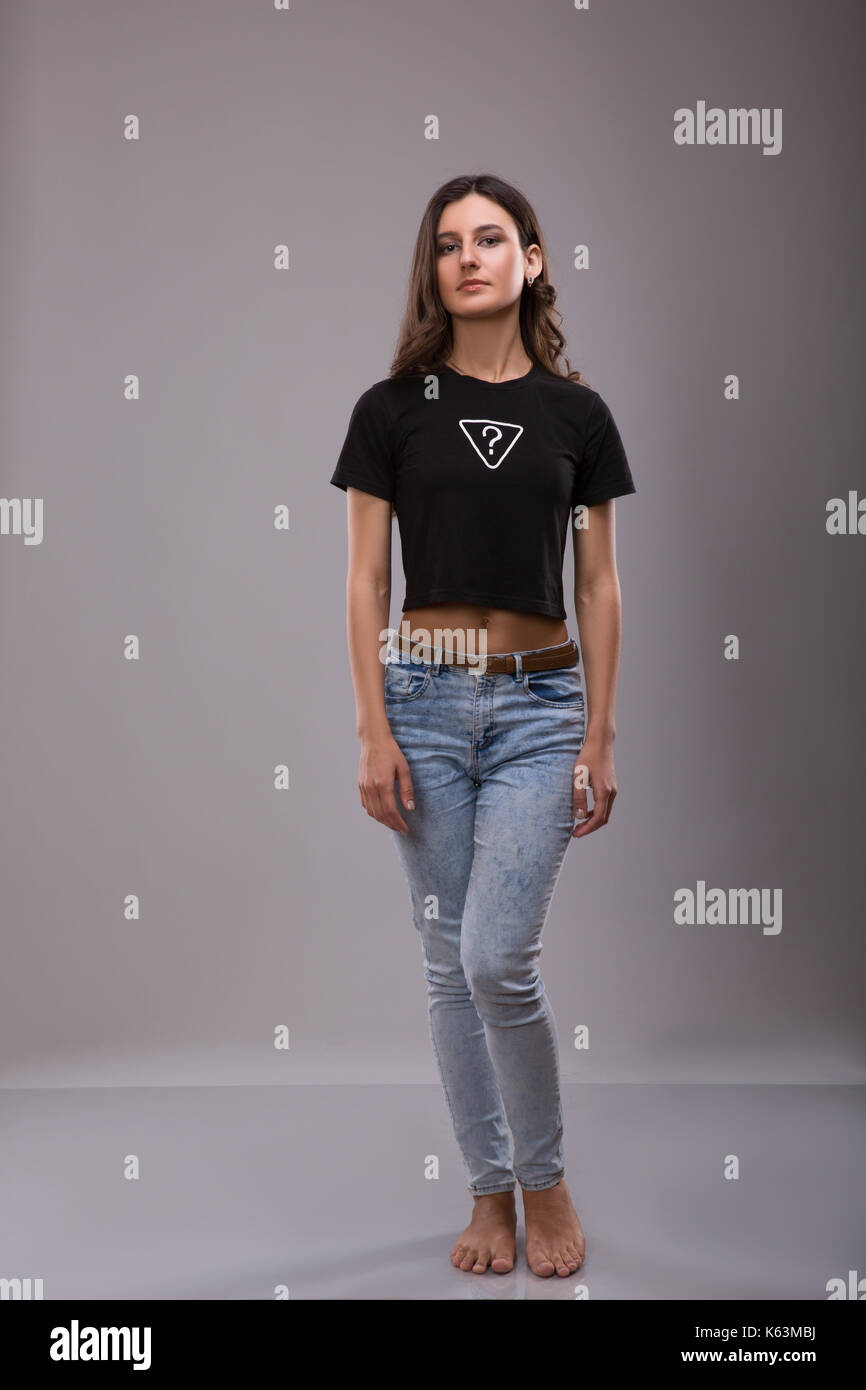 Werbung Und T Shirt Design Konzept Portrait Von Stilvolle Frau Mit Schwarzen T Shirt Mit Der Aufschrift Questoin Mark Und Blue Jeans Gegen Standigen Stockfotografie Alamy