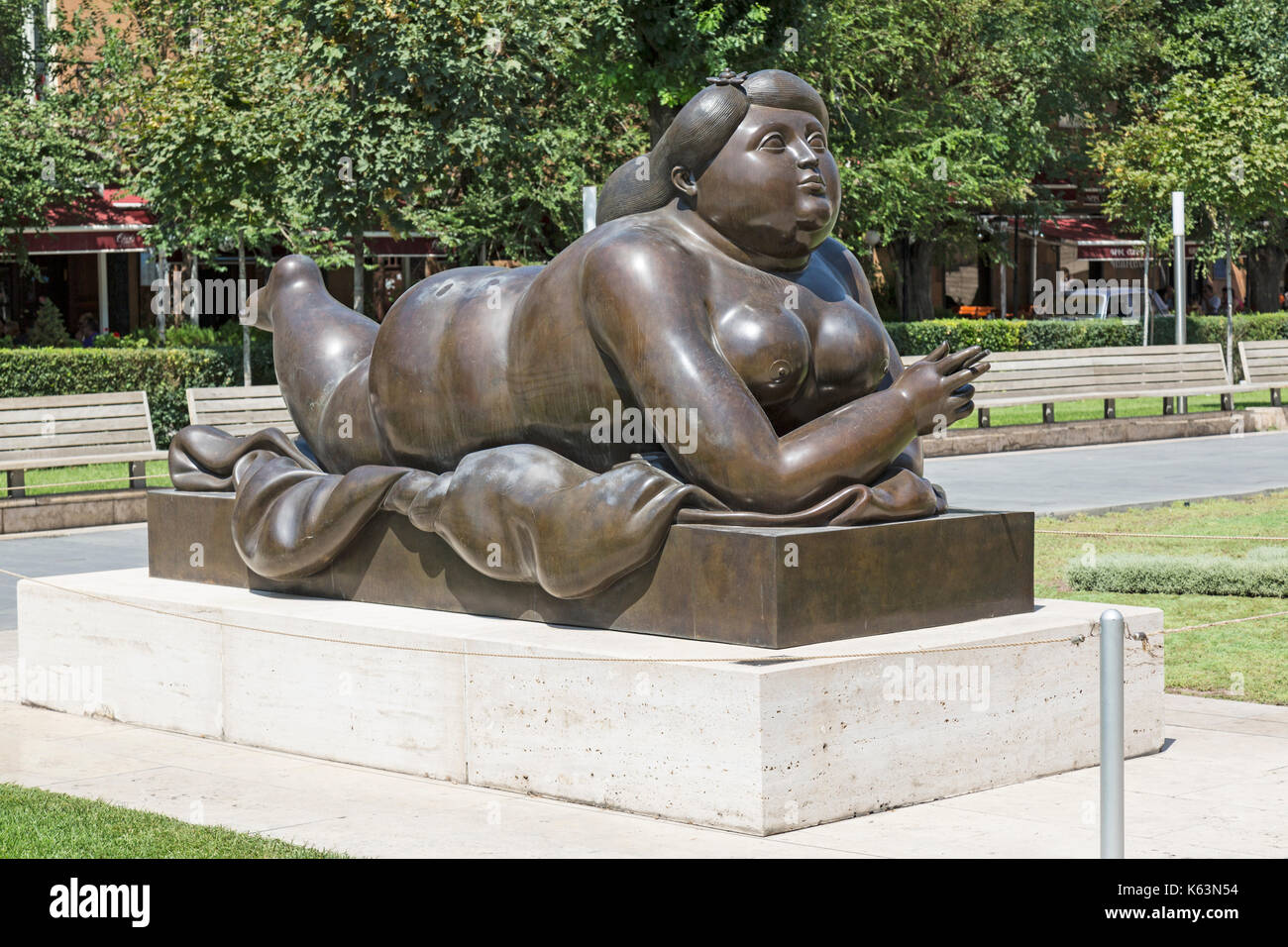 Statue einer Frau eine Zigarette durch den Bildhauer Fernando Botero. Teil der Kaskade Museum für Kunst in Eriwan, Armenien. Stockfoto