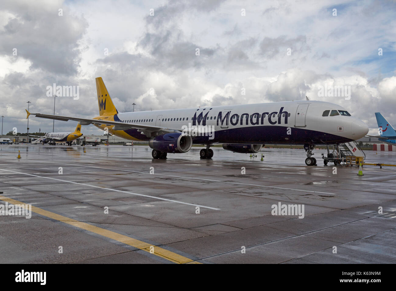 Monarch Airlines Airbus A321 G-OZBR, am Flughafen von Birmingham in England. Stockfoto
