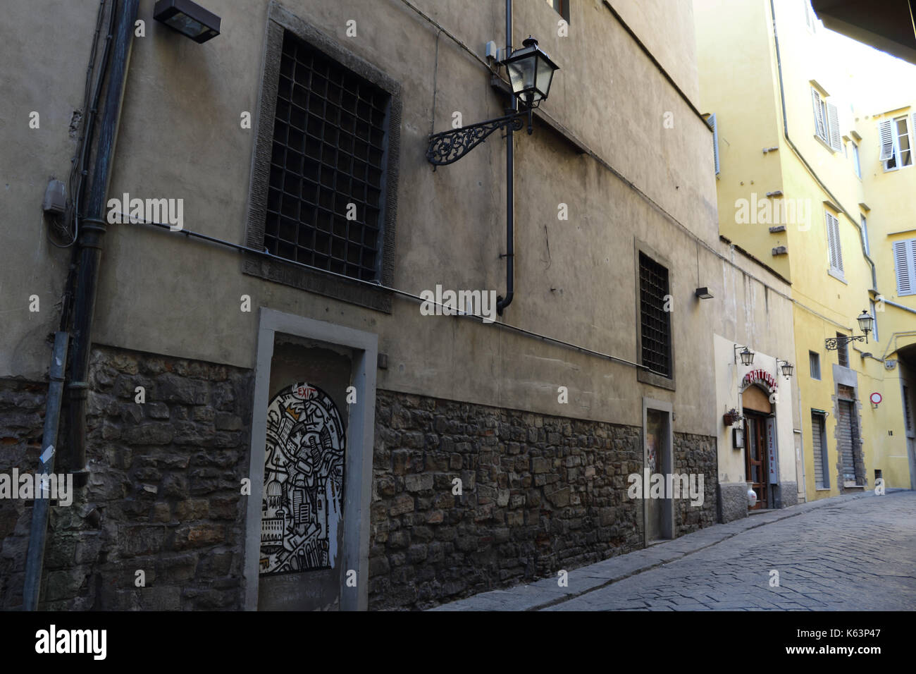 Schwarze und weiße Street Art in einer Seitenstraße. Florenz, Italien. Stockfoto