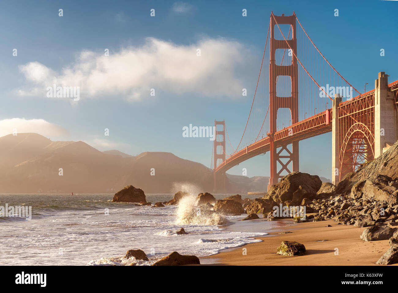 Golden Gate Bridge vom Strand in San Francisco bei Sonnenuntergang. Stockfoto