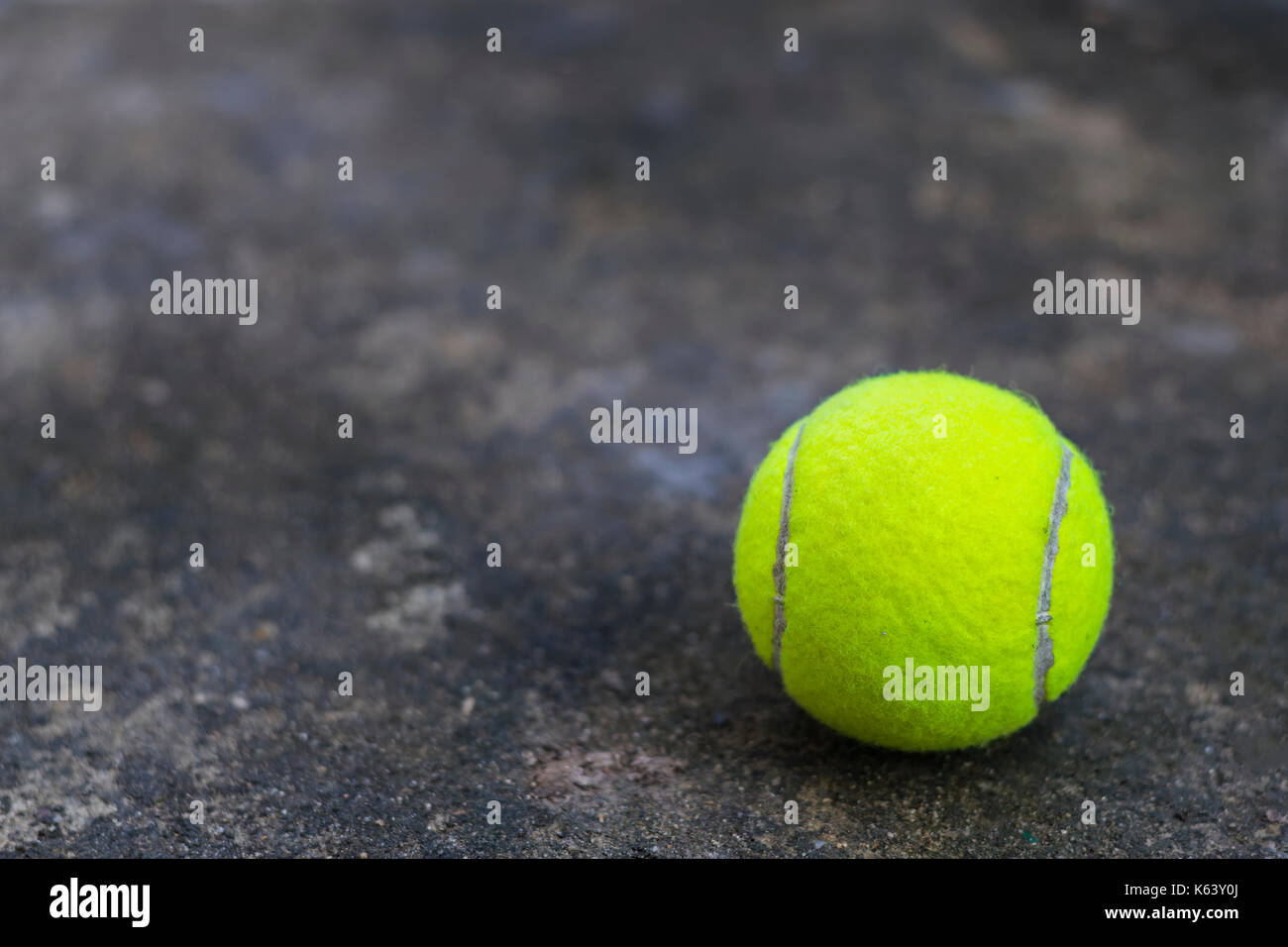 Tennis ball auf dem schmutzigen Boden nach dem Spielen auf dem Hof zur Übung oder zum Spaß. Stockfoto