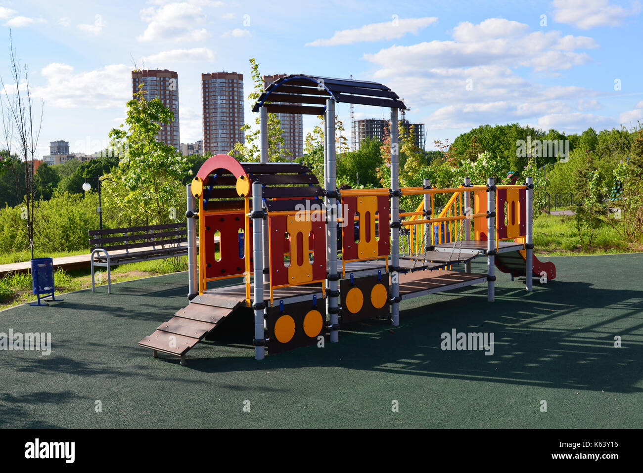 Chimki, Russland - Mai 30.2017. Kinder spielen Komplex in Form der Lok im Park Eco Ufer Stockfoto