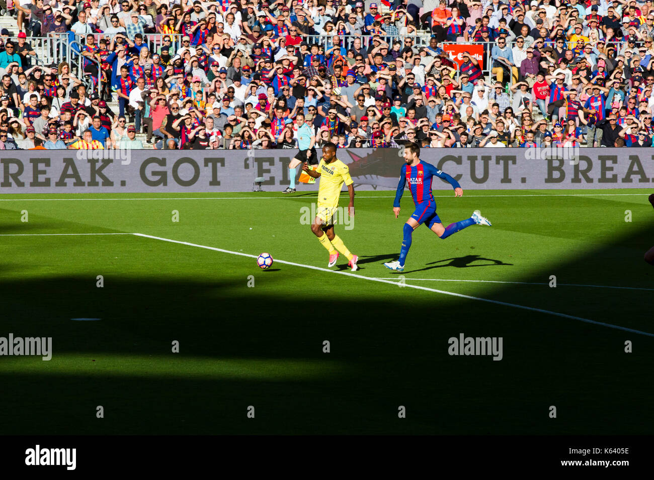 Gerard Piquet jagen Villarreal player - 6/5/17 Barcelona gegen Villarreal Fußball-Liga Match im Camp Nou, Barcelona. Stockfoto